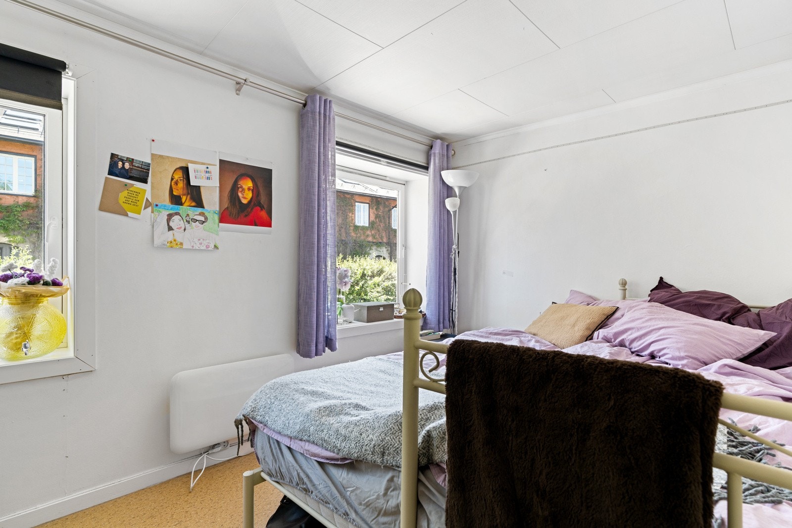 I andre etasje har man to soverom på henholdsvis 9 og 7,3 kvm. Hovedsoverommet har adkomst til bad og toalettrom via egen gang. Galleribilde