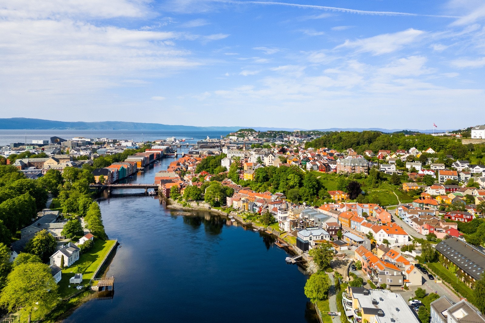 Her har man en unik mulighet til å bo i ett av Trondheims mest populære områder, med fantastisk utsikt utover elva mot Marinen og Nidarosdomen. Galleribilde