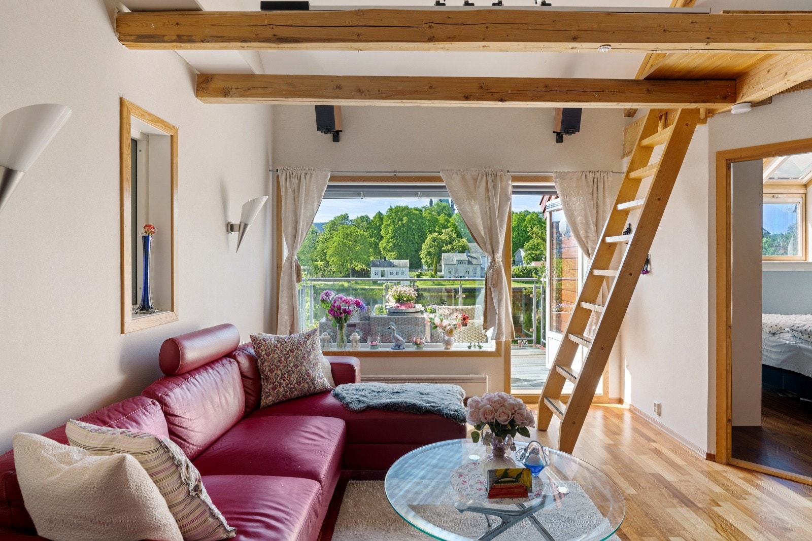 De store vindusflatene sørger for flott naturlig lysinnslipp. Galleribilde