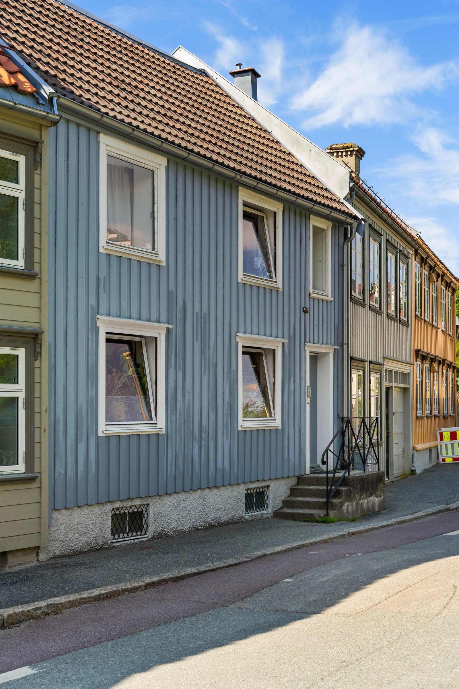 I østfløyen mot gaten har man en adskilt leilighet over to plan som i dag benyttes til utleie. Galleribilde