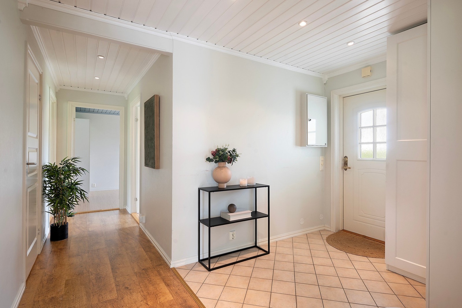 Her kommer du inn i flislagt og romslig entré, hvor det er garderobeskap Galleribilde