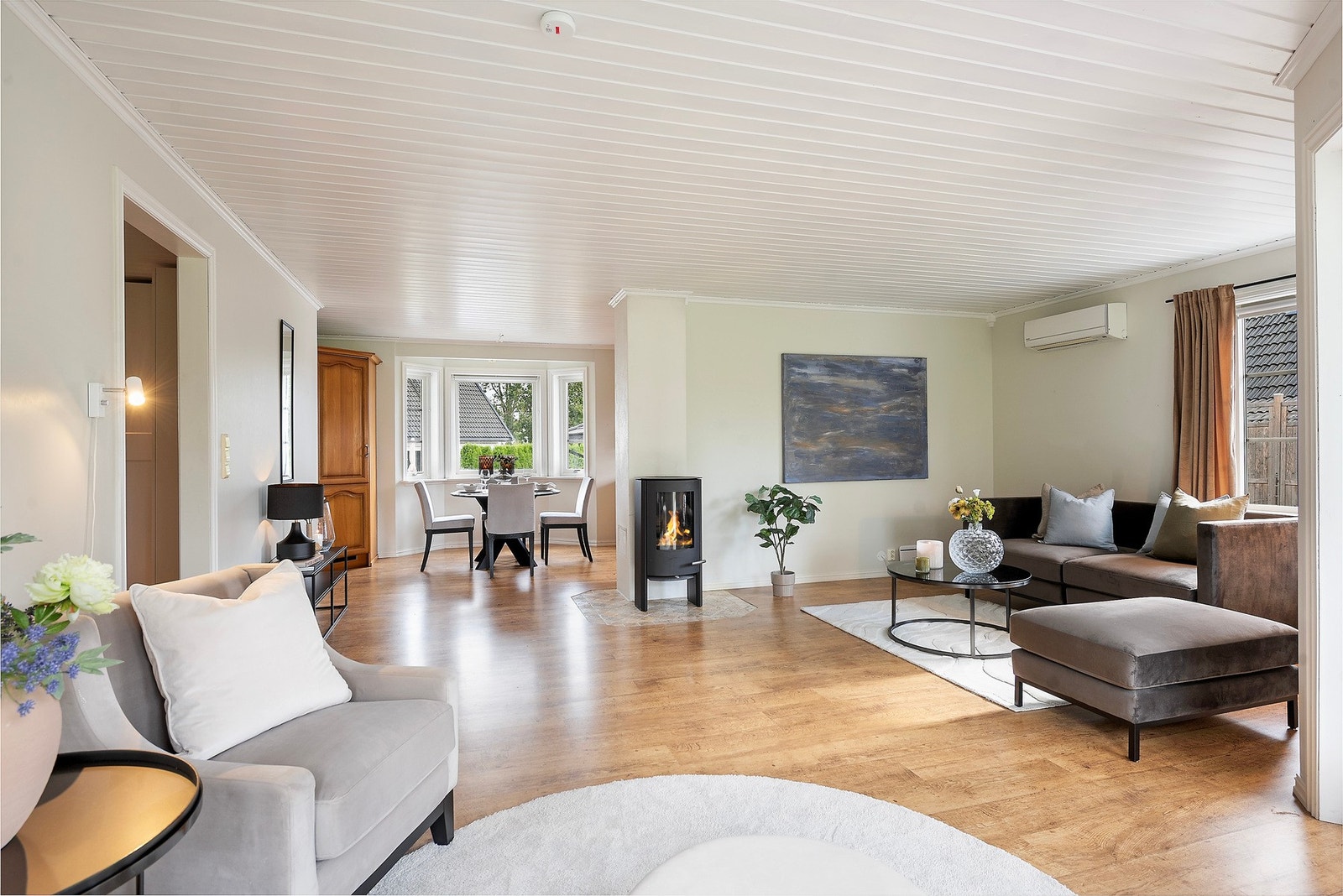 Stue og kjøkken er i delvis åpen løsning så du med enkelhet kan møblere i flere seksjoner Galleribilde