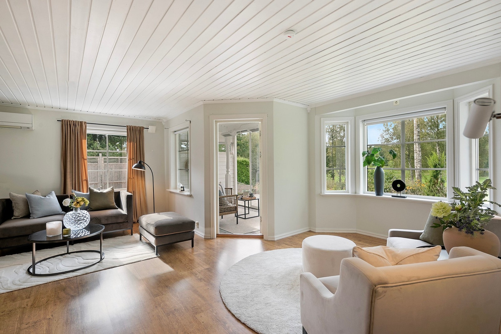 Fra stuen er det utgang til innglasset uteplass og stensatt terrasseplatting Galleribilde