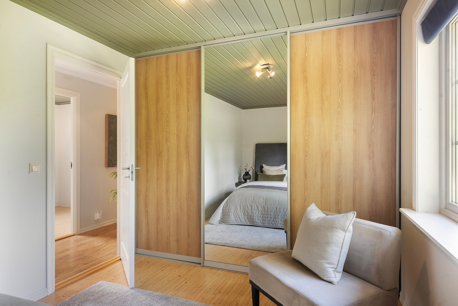 På hovedsoverommet er det godt med garderobeplass Galleribilde