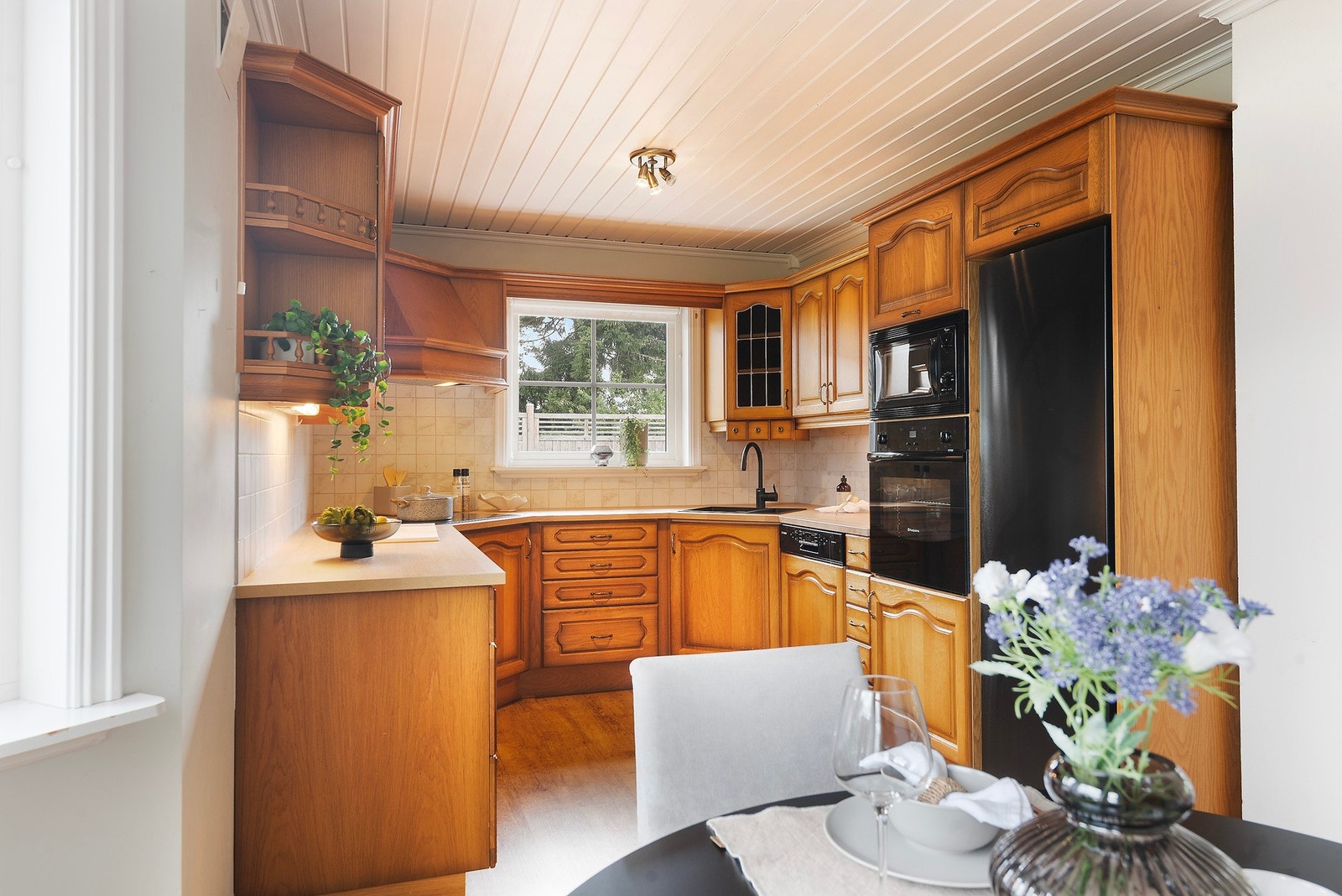 På kjøkkenet har du innredning i heltre med profilerte fronter Galleribilde