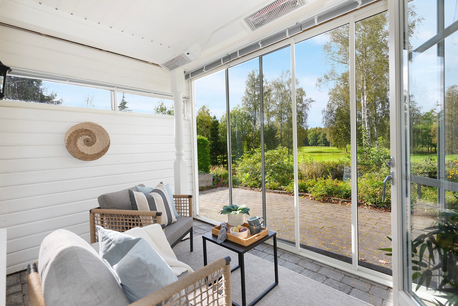 Med utgang fra stue har du innglasset balkong - her har du utsikt ned til golfbanen Galleribilde