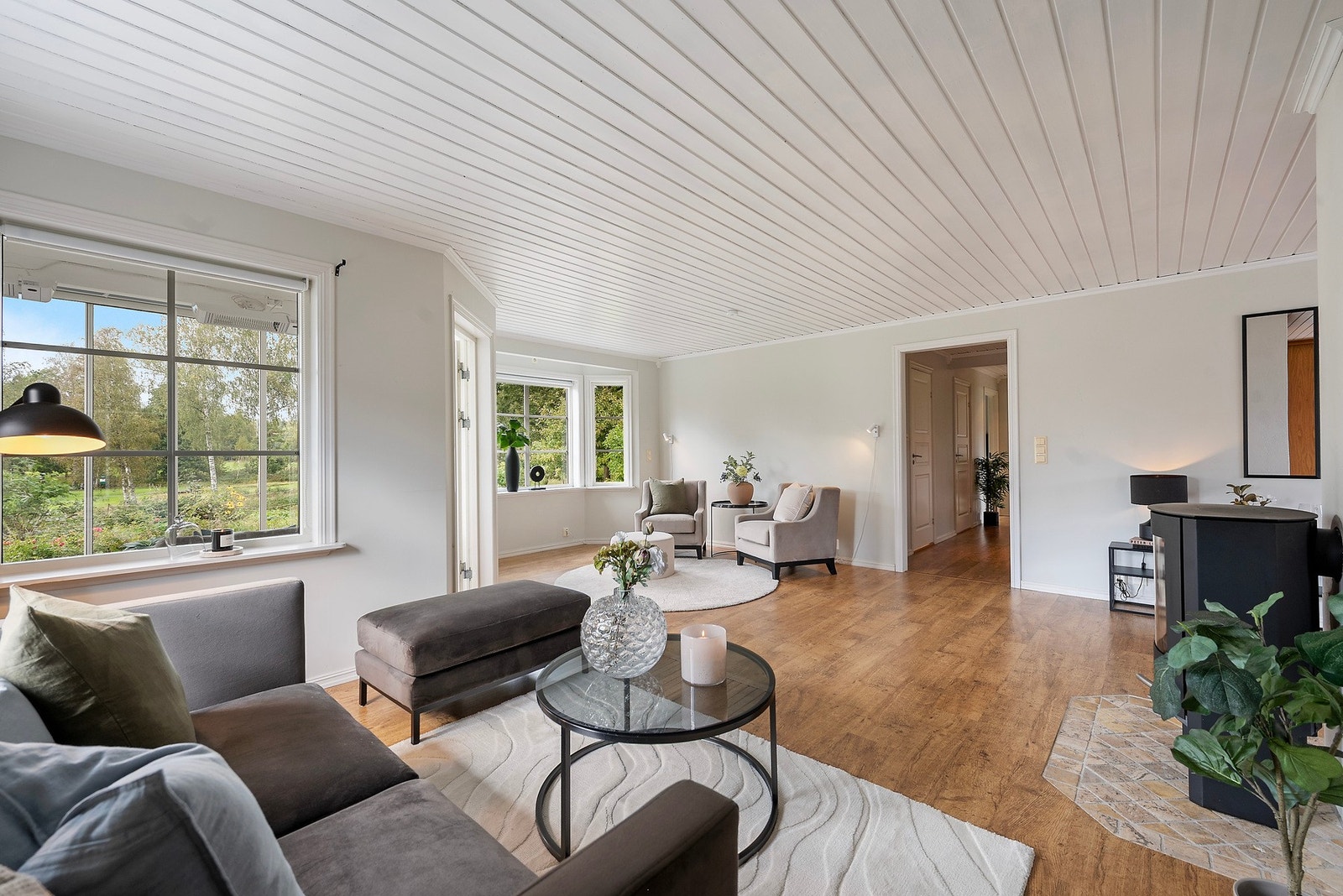 Rommet byr på flere muligheter for møblering, og de store vinduene sørger for rikelig med naturlig lys Galleribilde