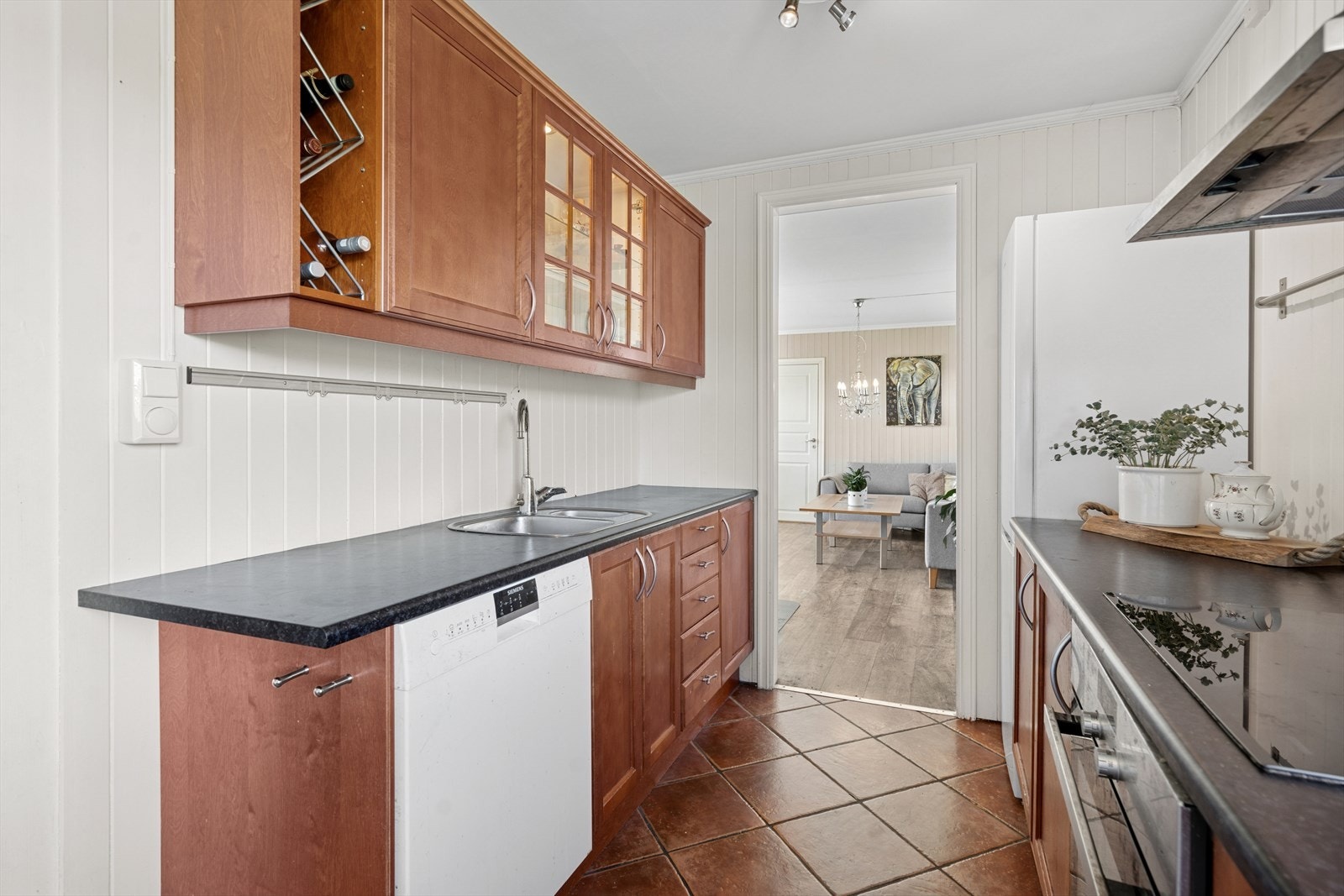 Det er avsatt plass for kjøleskap, oppvaskmaskin og komfyr. Galleribilde