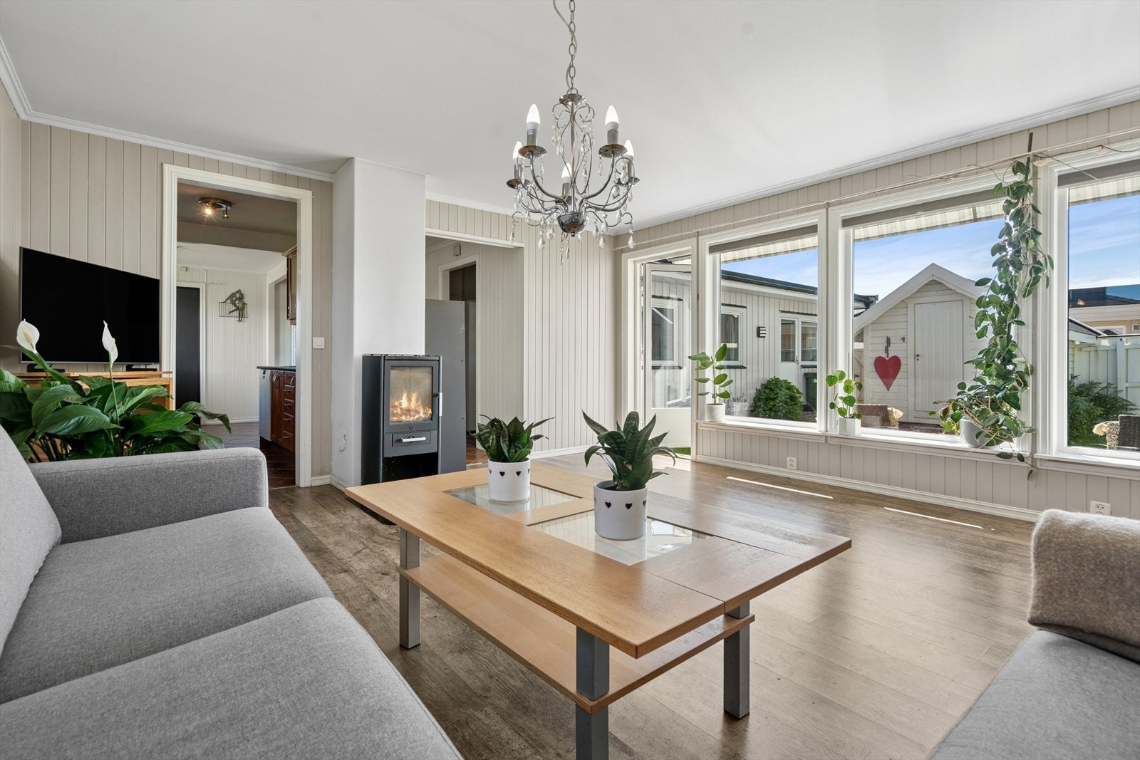 Stuen har peisovn som varme godt på kjølige dager Galleribilde