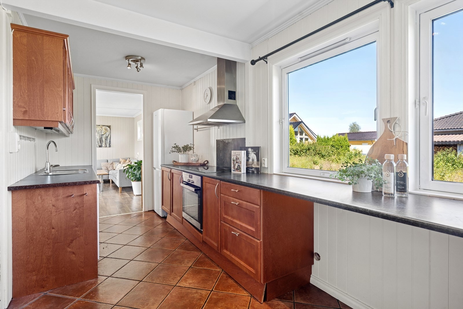 Kjøkkeninnredningen er med profilerte fronter og laminert benkeplate Galleribilde