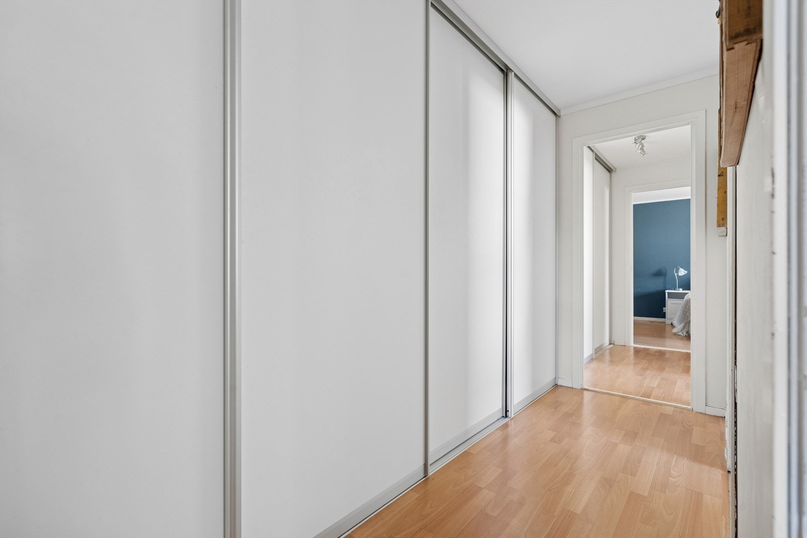 Soverommene nås via en egen gangløsning, hvor det er montert en romslig og funksjonell garderobeløsning med skyvedører langs den ene veggen Galleribilde