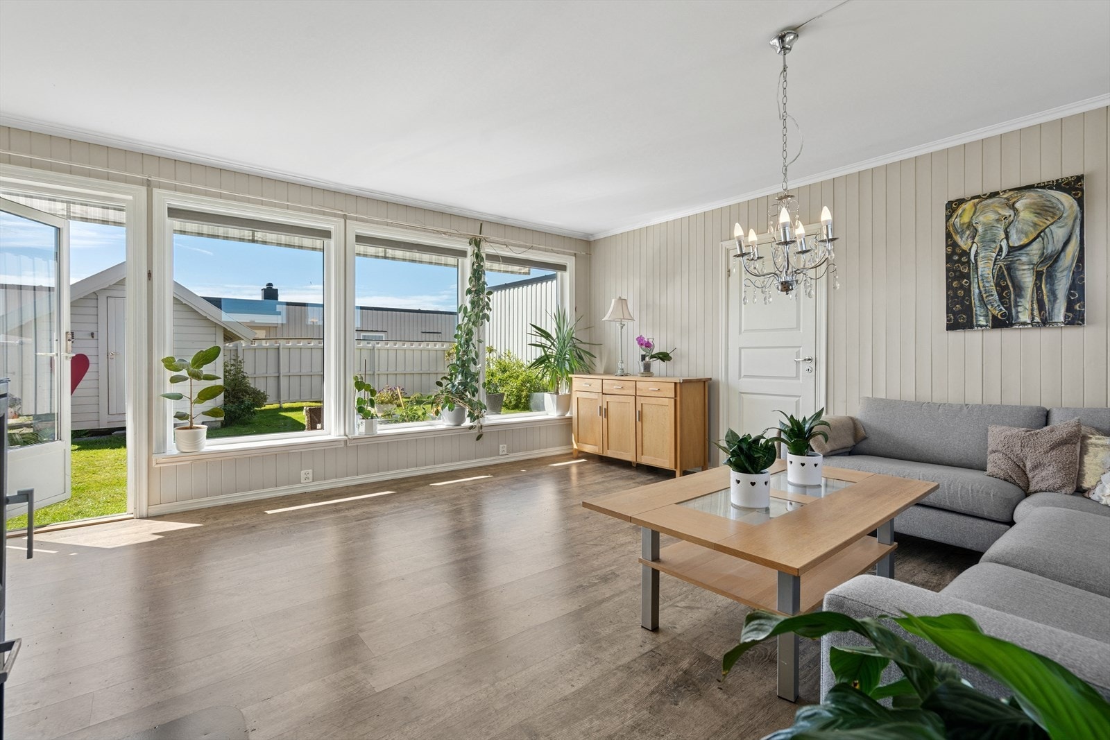 Stuen er lys og luftig med store vindusflater som slipper rikelig med naturlig lys inn Galleribilde