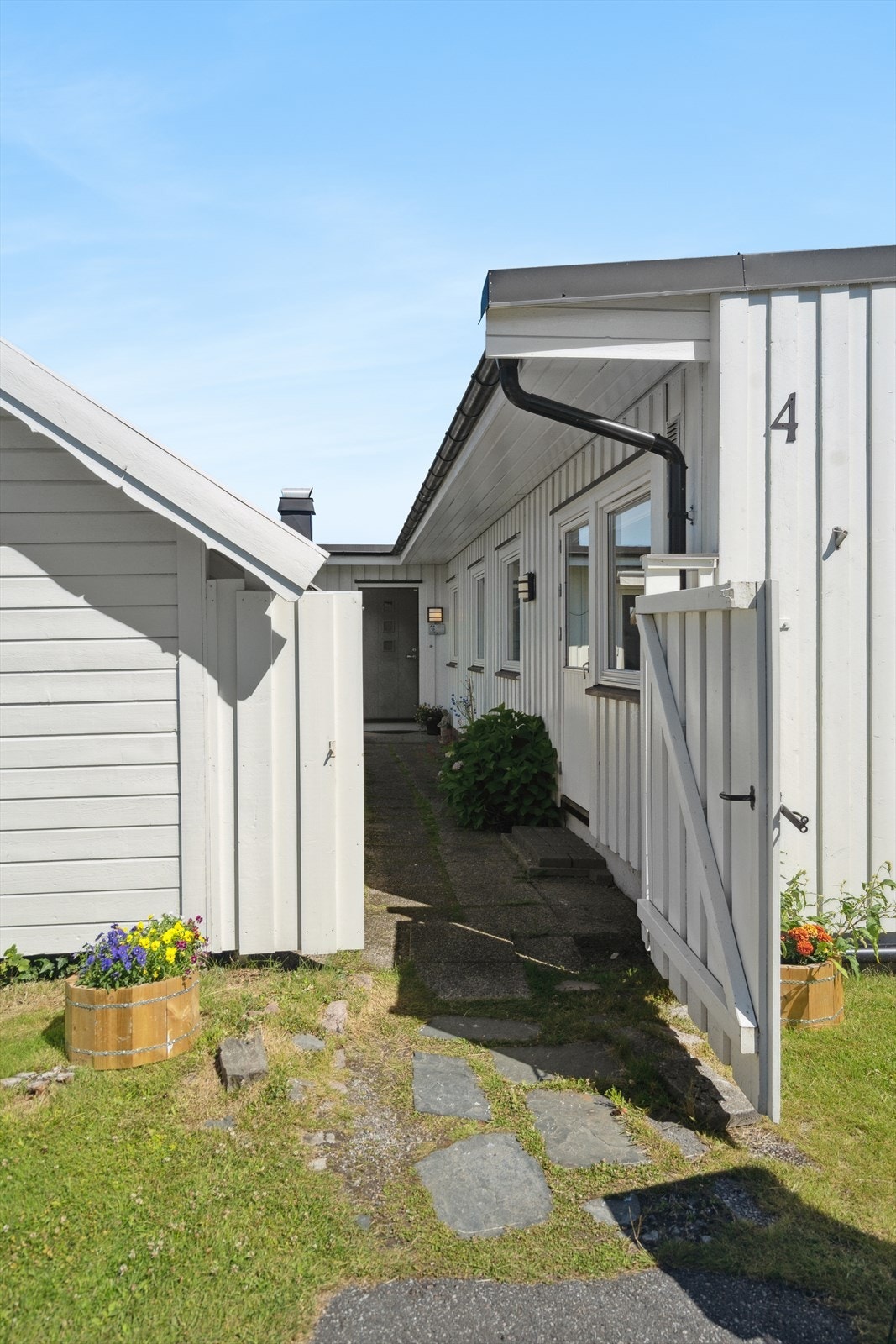 Boligen ligger usjenert til med lukket inngangsparti Galleribilde