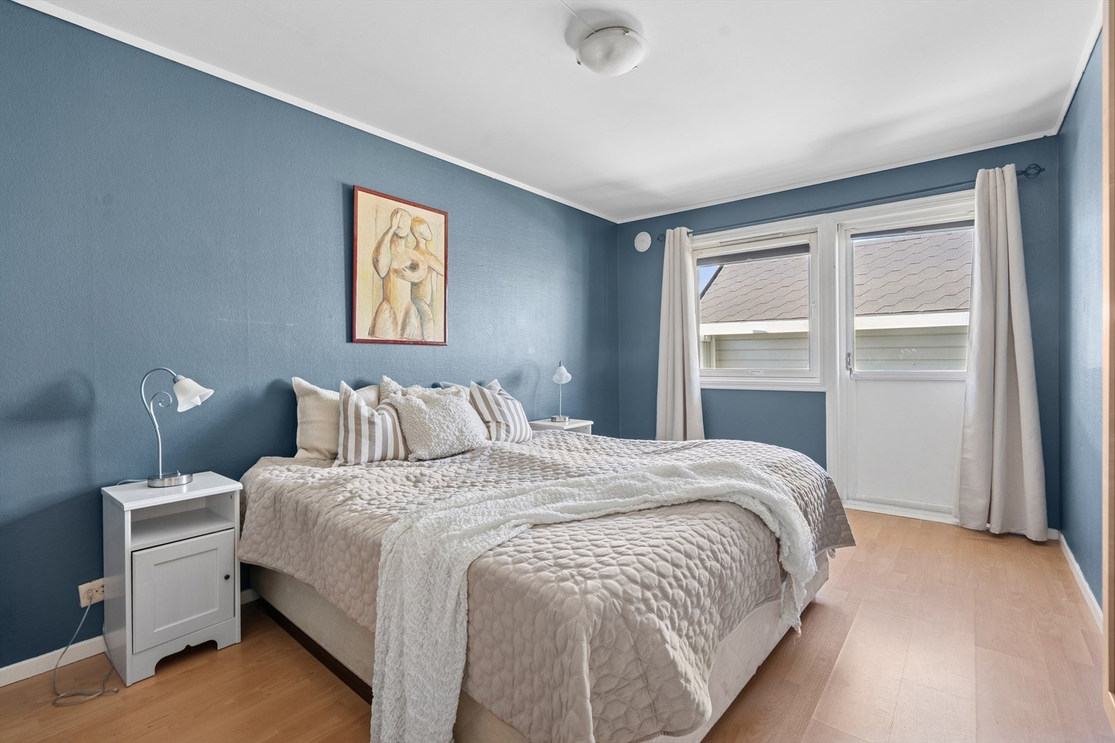 Soverom I - Romslig hovedsoverom med god plass til dobbeltseng og garderobeskap Galleribilde