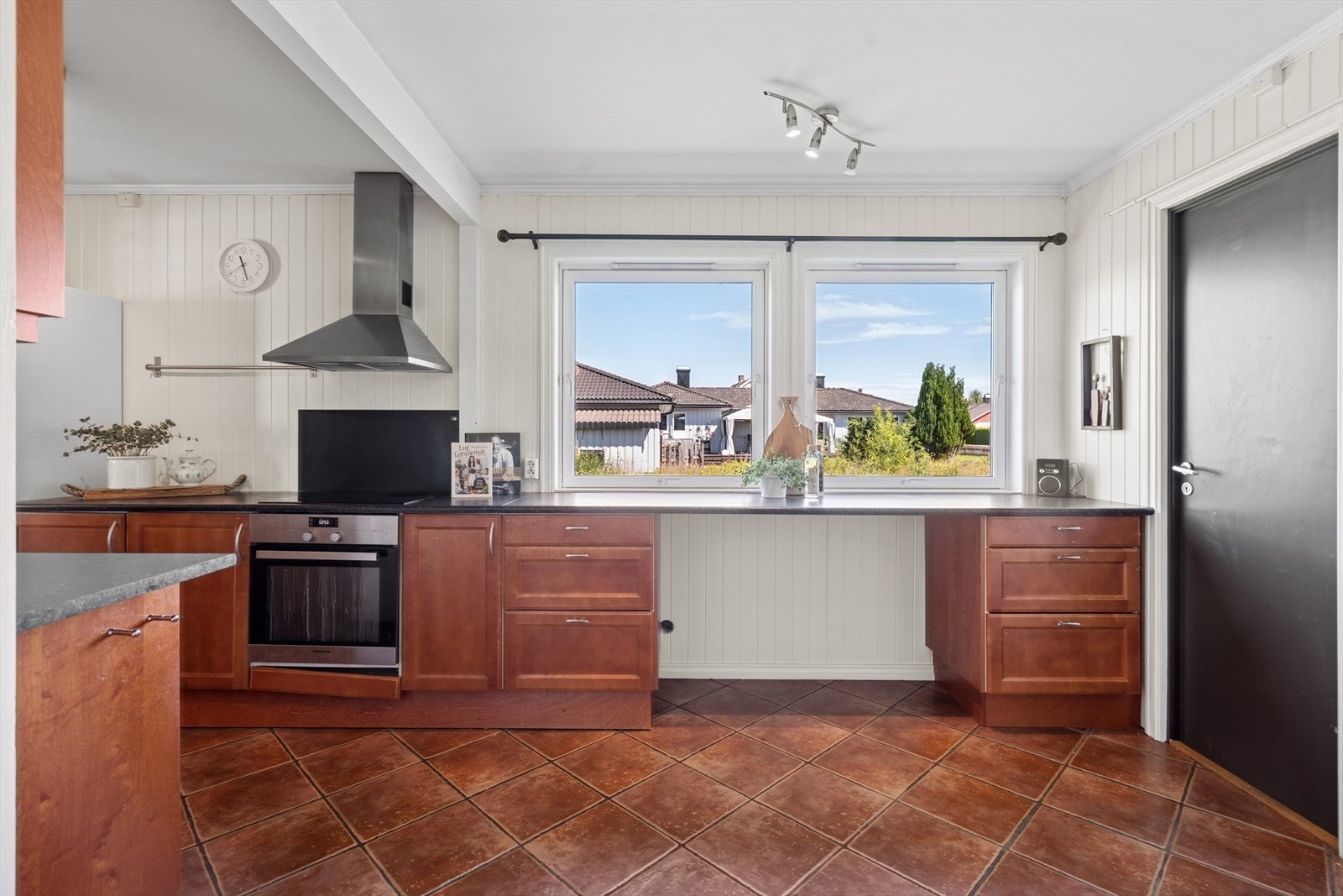 Kjøkkenet ligger i et separat rom - et skjermet og funksjonelt arbeidsområde! Galleribilde