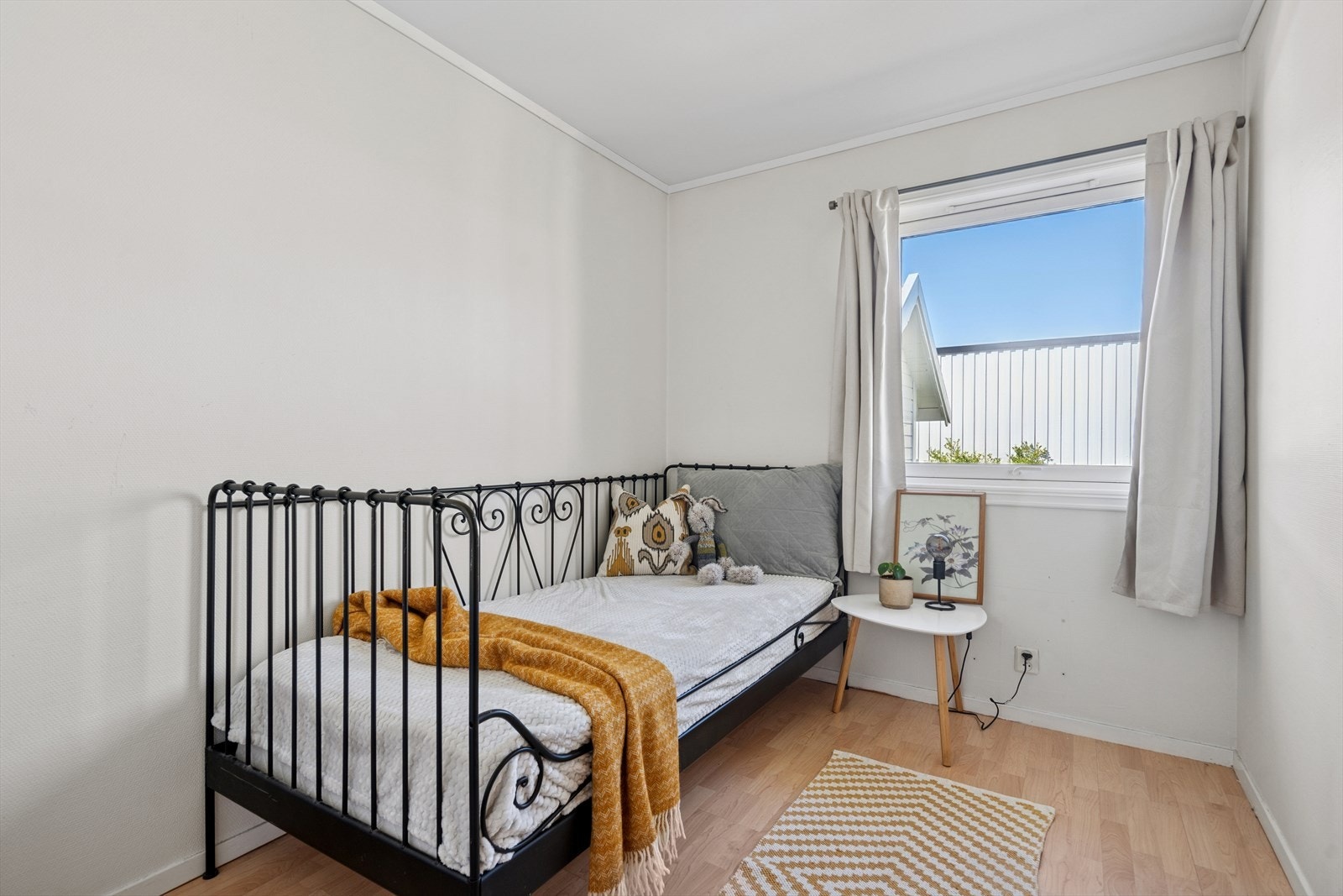 Soverom II - Fint gjesterom med plass til både seng og oppbevaring Galleribilde