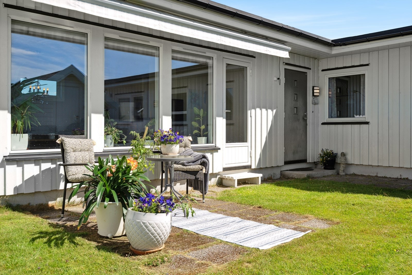 Dette er en innholdsrik enebolig med alt på en flate, som fremstår som pen og innbydende Galleribilde