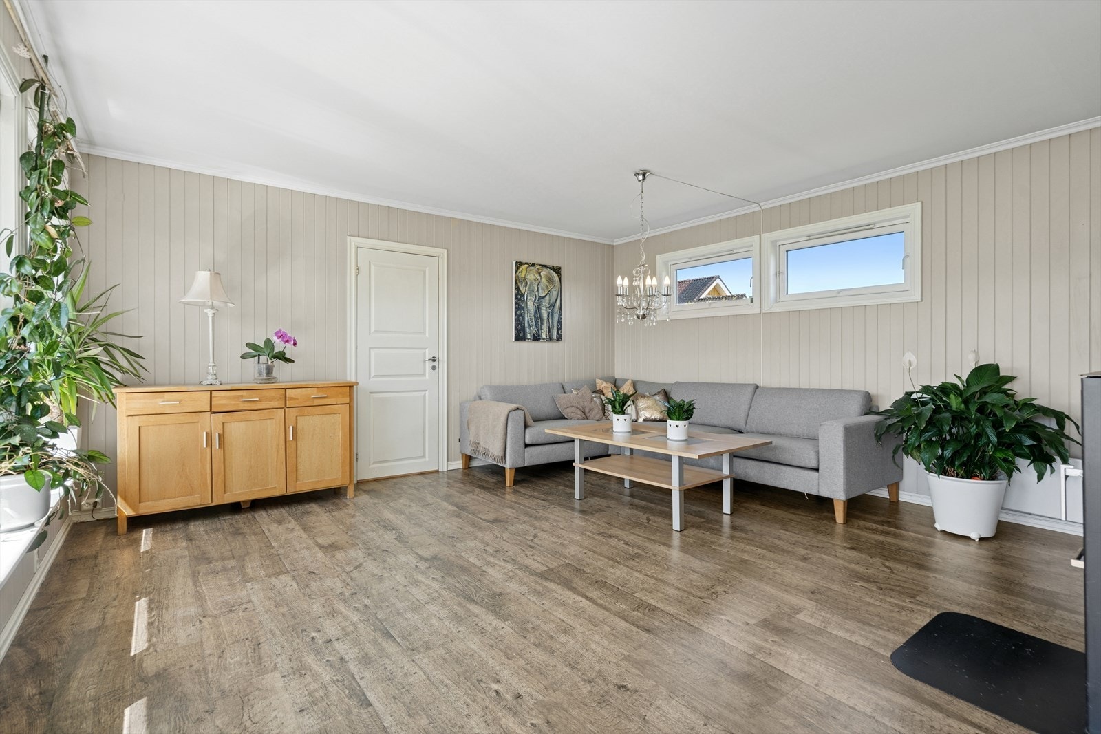 Stuen har flere møbleringsmuligheter med hjørnesofa og tilhørende møbler Galleribilde