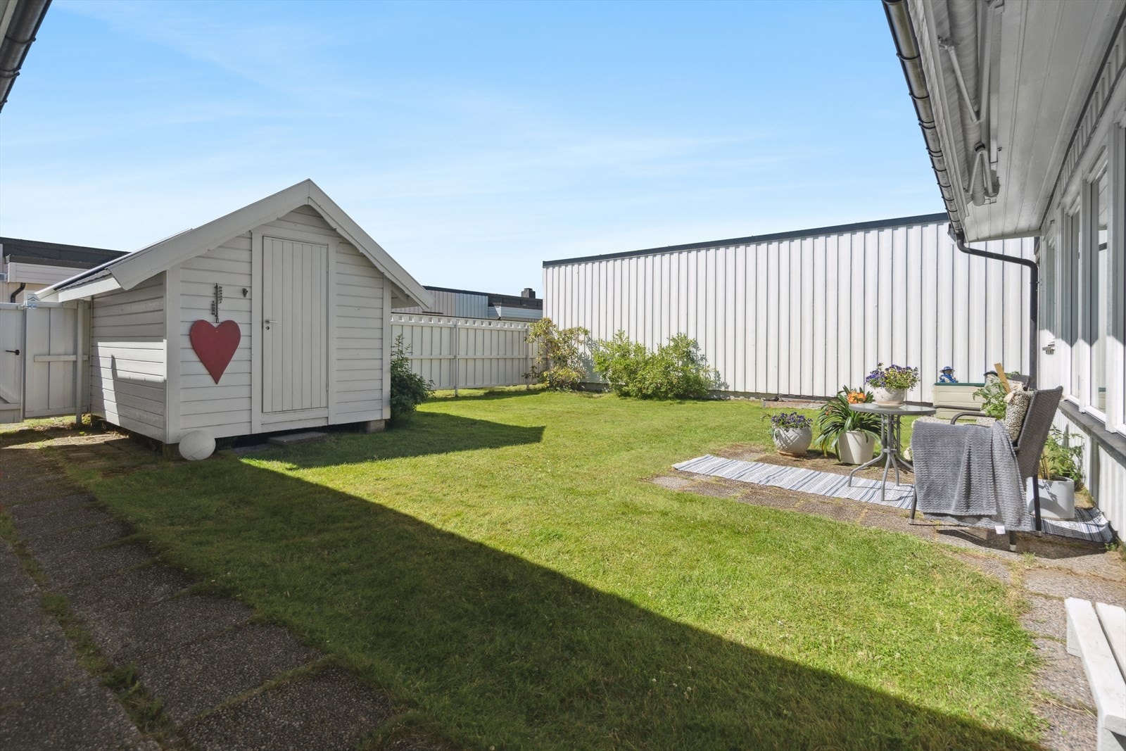 Uteområdet som tilhører denne boenheten er andelseiers ansvar å holde i orden. Vedlikehold av fellesområder, som for eksempel plenklipping og snørydding, dekkes gjennom felleskostnadene Galleribilde