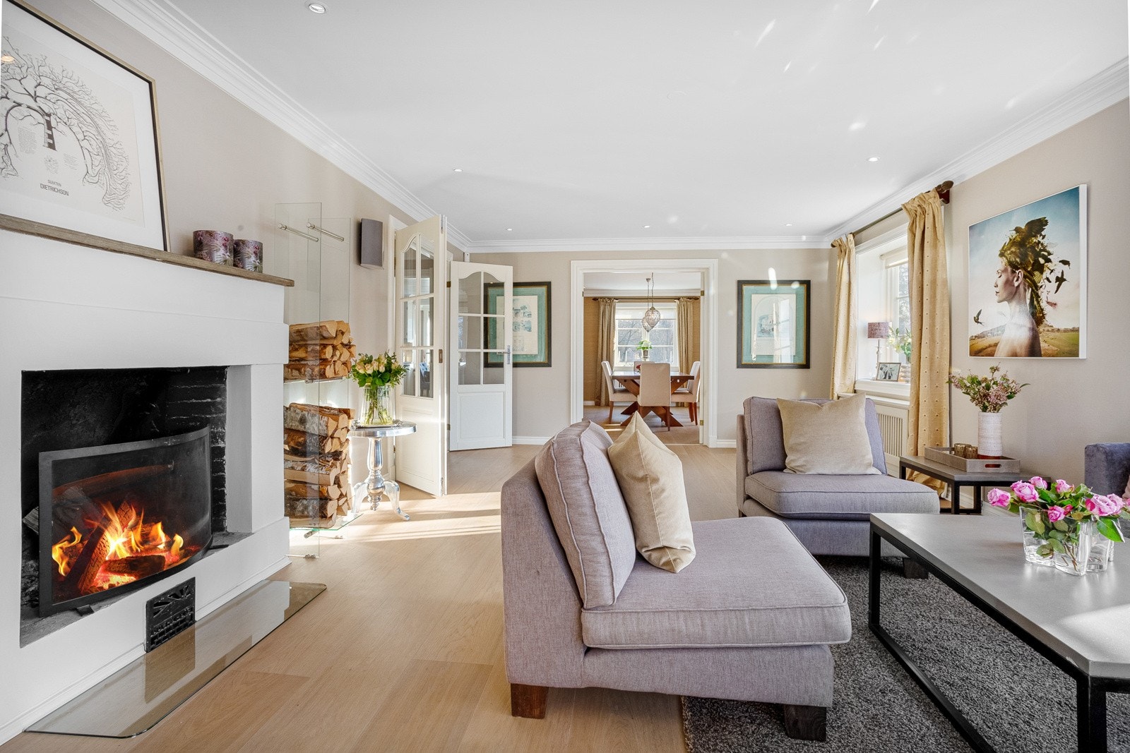 Flott peis i stuen,bidrar til å skape den hyggelige stemningen i rommet. Galleribilde