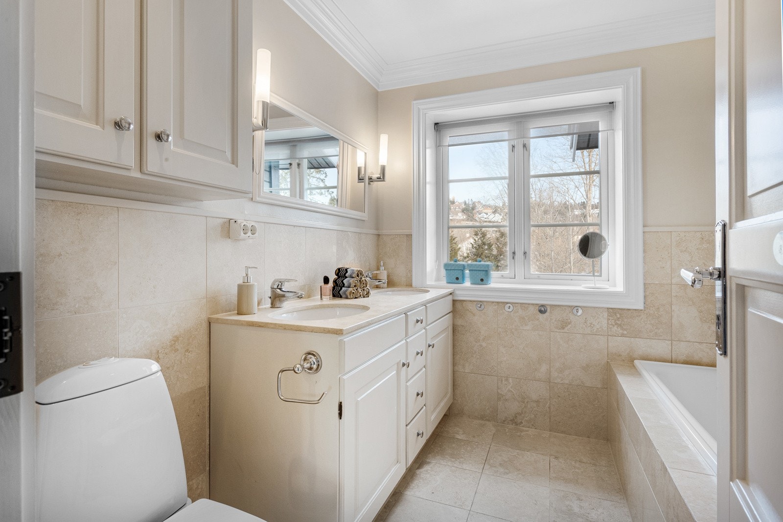 Bad 2 (2 etasje) - Flislagt bad med varmekabler, dusjnisje, innmurt badekar, servantinnredning og toalett. Badet ble rehabilitert i ca 2001. Galleribilde