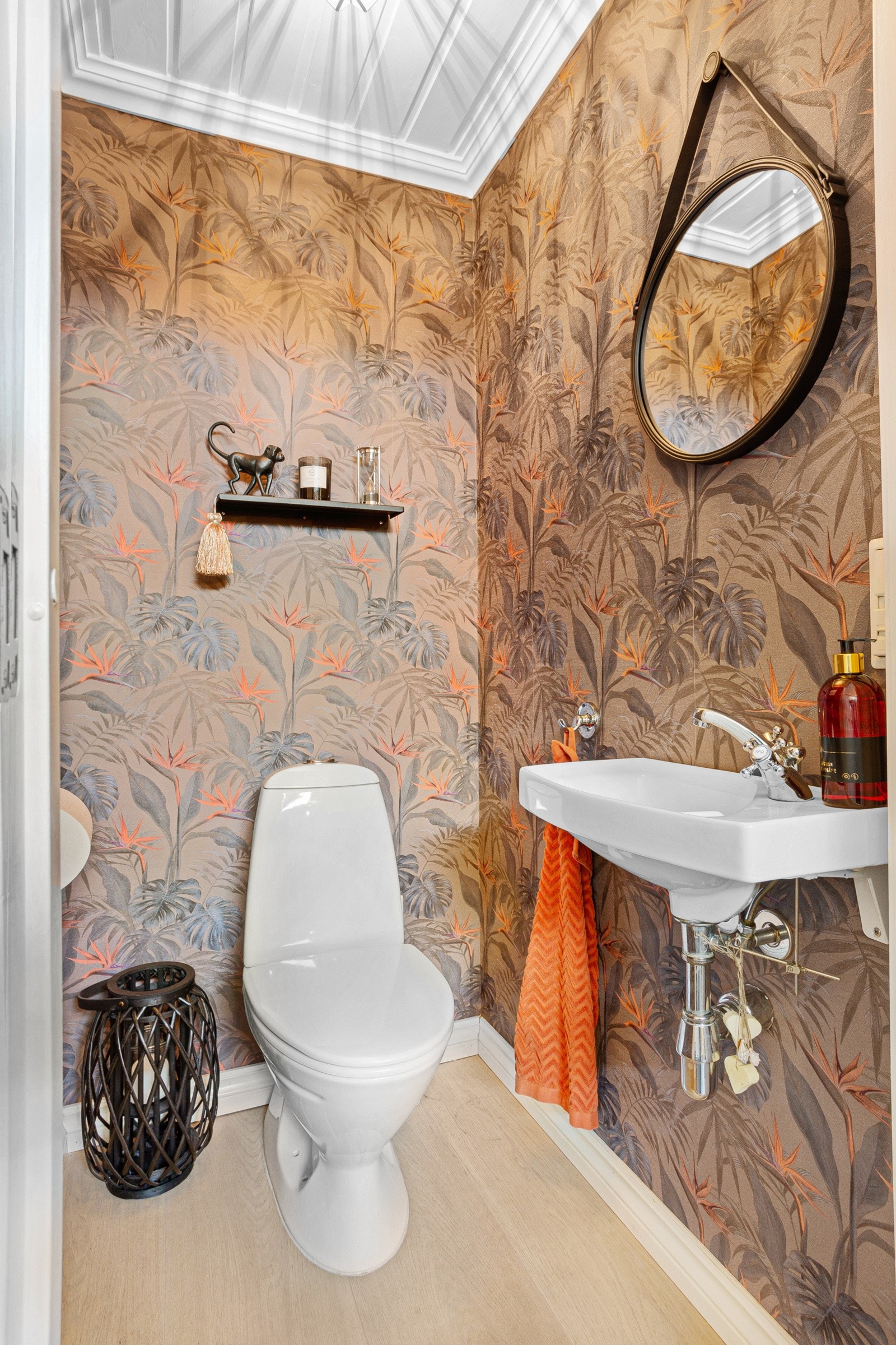 Praktisk gjestetoalett i tilknyttning til entré i hovedetasjen. Galleribilde