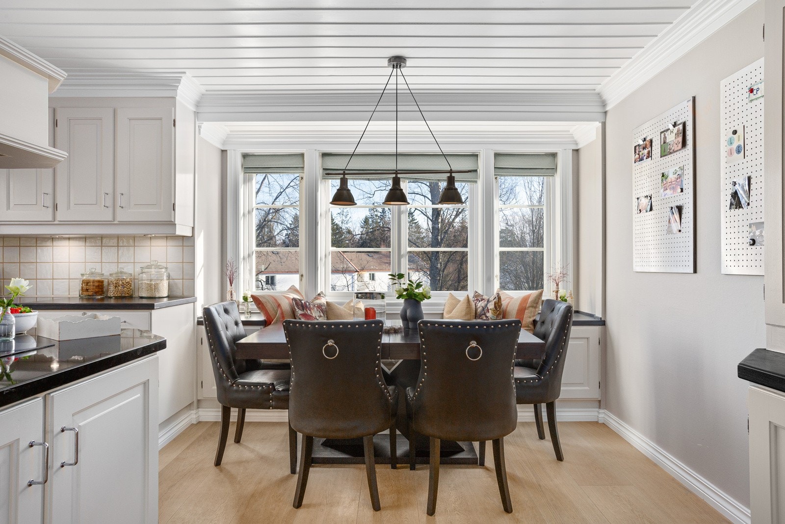 God plass til frokostbordet på kjøkkenet. Galleribilde