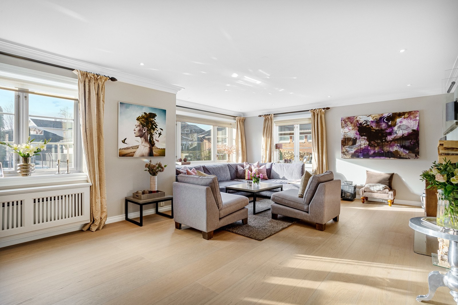 Boligen holder en gjennomgående god standard på materialer og innredninger, etter diverse oppgraderinger de senere år. Tekniske innstallasjoner som baderom og kjøkken, hovedsakelig fra 2001-2005. Galleribilde