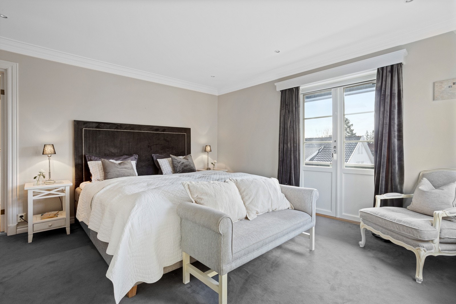 Stort hovedsoverom med walk-ing garderobe og direkte adkomst til stort baderom. Utgang til balkong fra soverommet. Galleribilde