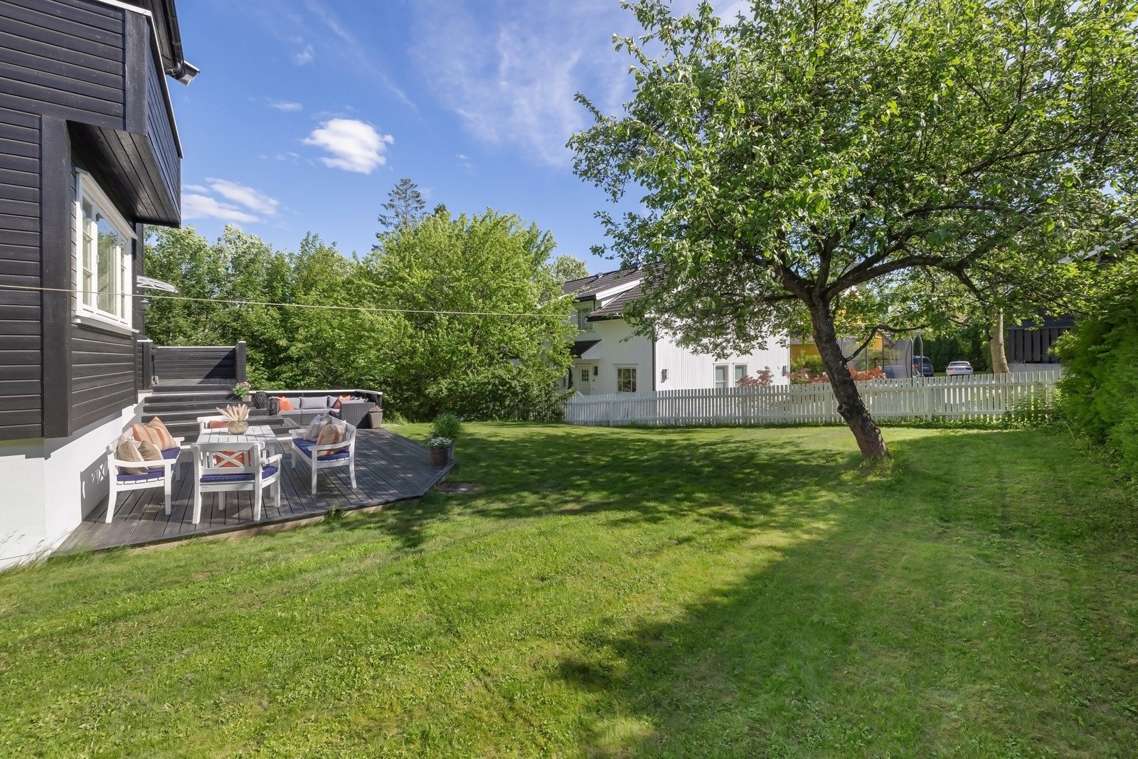 Pent opparbeidet hage med bl.a. hyggelig terrasseplatting, store grøntområder og diverse beplantning som skaper en idyllisk ramme rundt boligen. Galleribilde