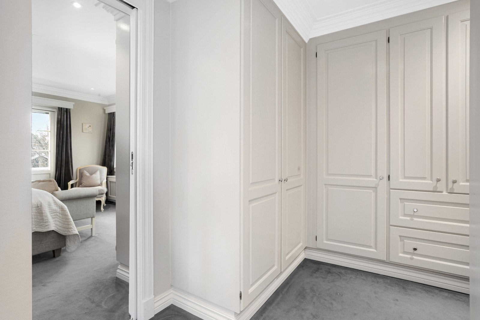 Annen etasje består av totalt 4 romslige soverom og 2 baderom. Galleribilde