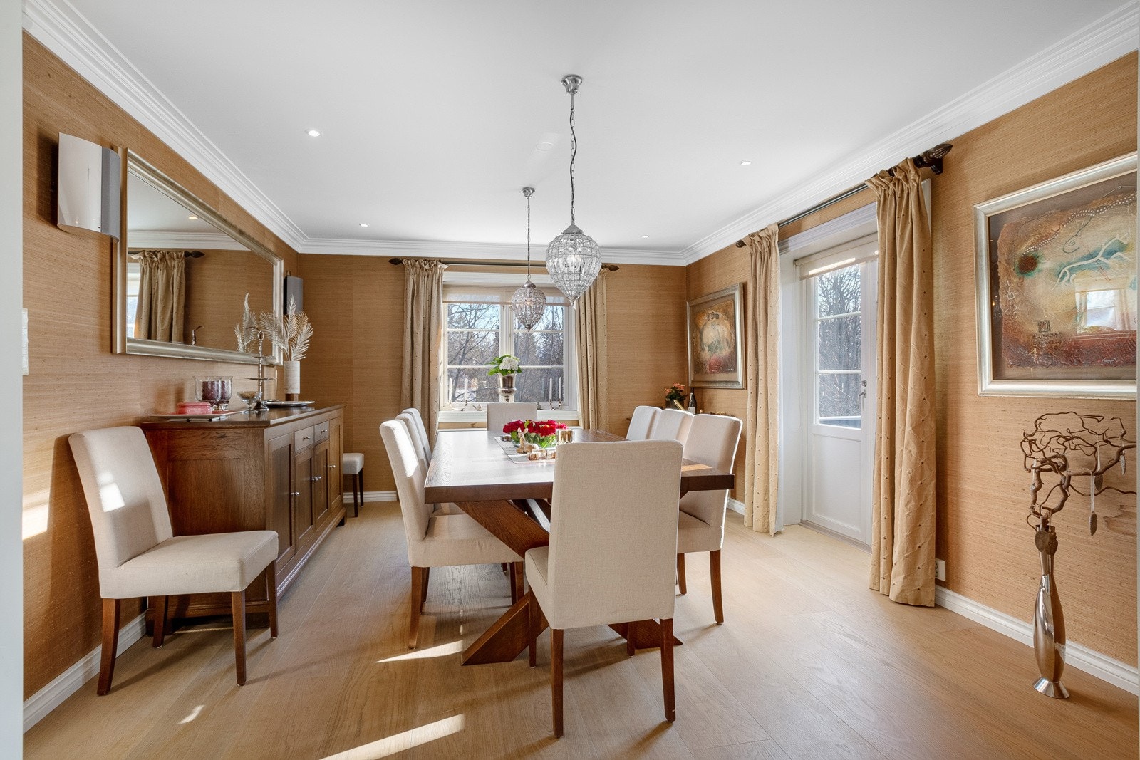 Stor og koselig spisestue med god plass til det store festbordet. Utgang til balkong og videre adkomst ned til stor terrasseplatting og hagen. Galleribilde