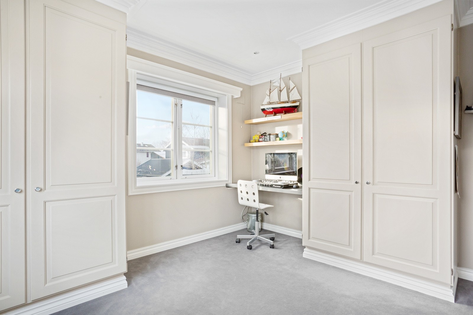 Soverom 3, har godt med garderobeskap og kontorhjørne. Galleribilde