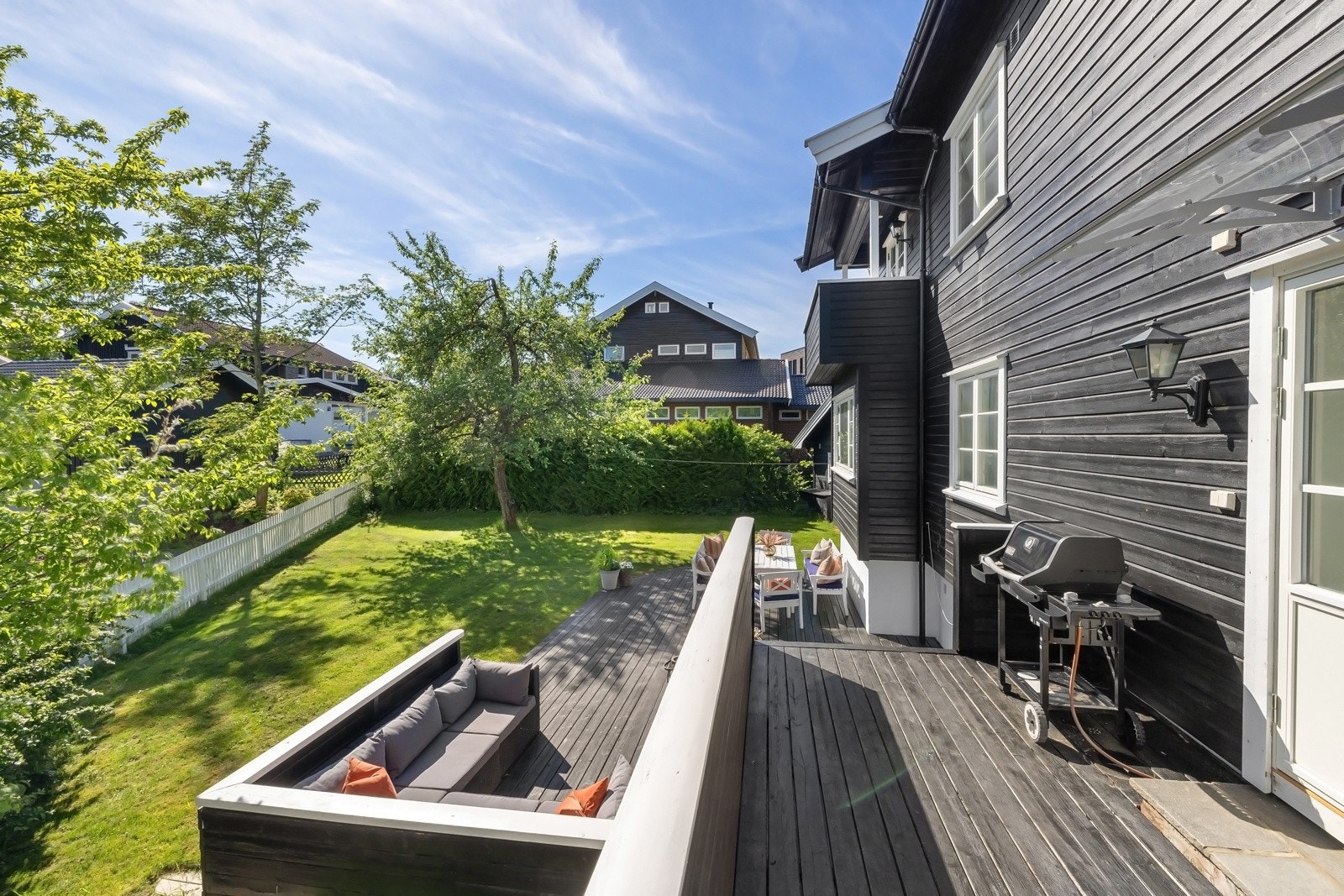 Det er gode solforhold på eiendommen, og etablert flere hyggelige sittegrupper. Galleribilde