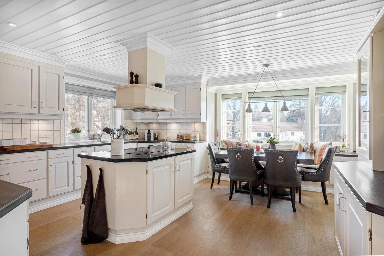 Stort og innbydende spisekjøkken, med snekkerbygd innredning fra "Snekker Lars". Galleribilde