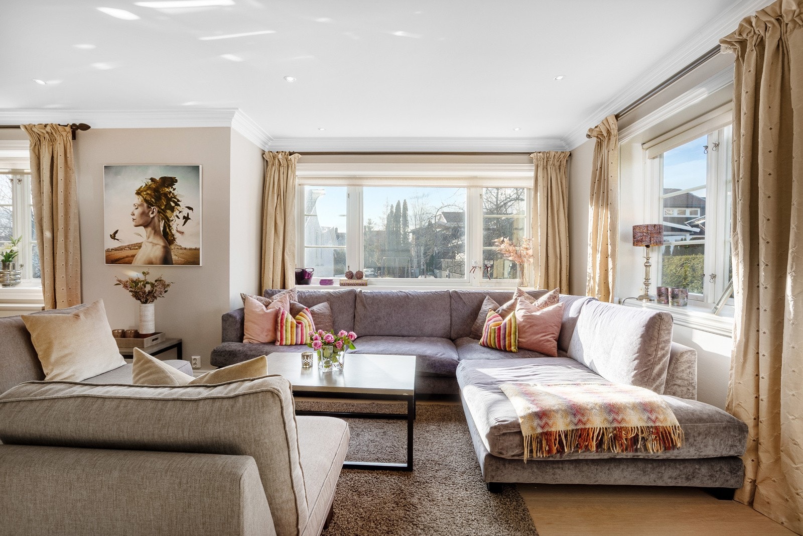 Romslig og hyggelig stue med store vindusflater som gir mye lys til rommet. Galleribilde