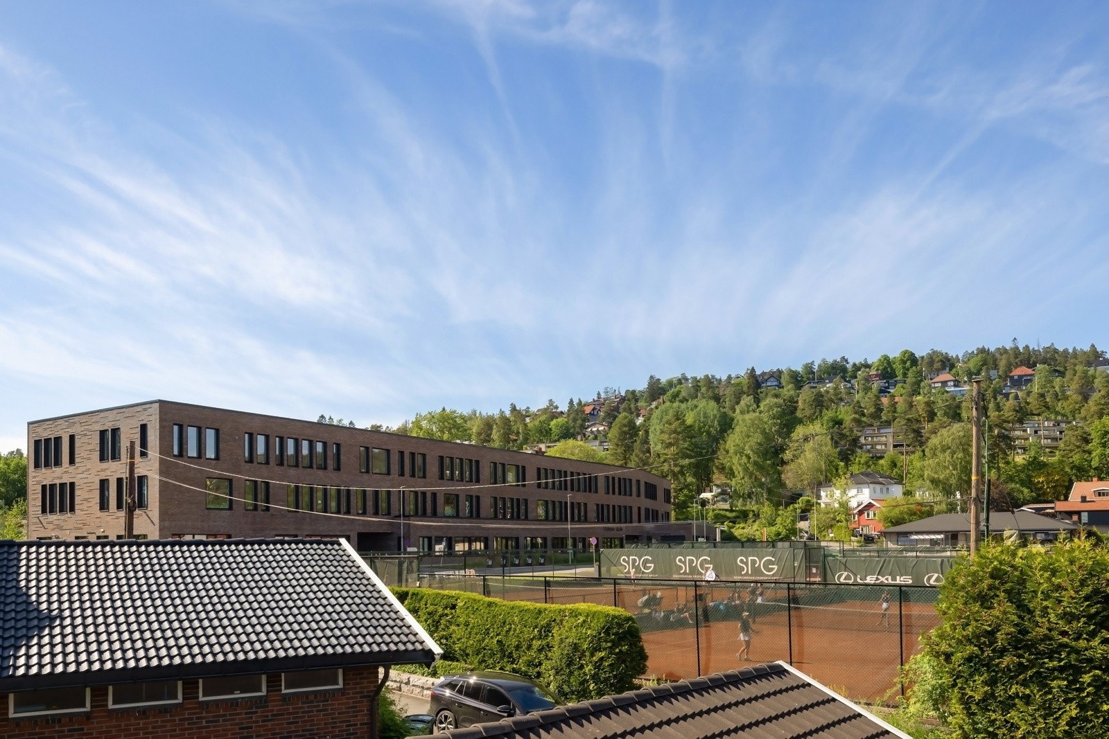 Eiendommens umiddelbare nærhet til bl.a. Holmen Skole, HTK Tennisklubb og idrettsanlegget på Gressbanen, gjør logistikken i hverdagen enkel. Galleribilde