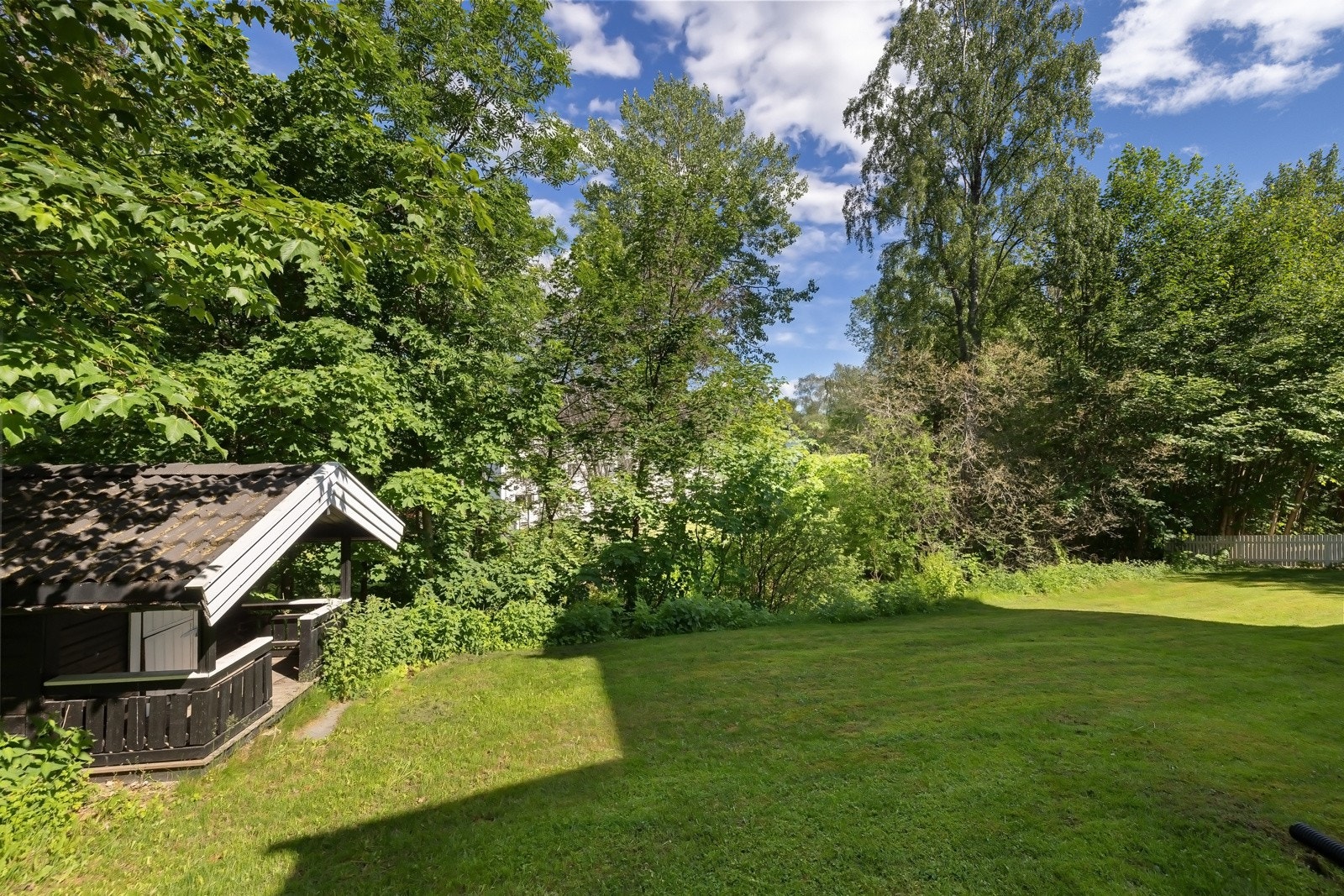 Hyggelig lekestue i hagen, perfekt for barnelek. Galleribilde