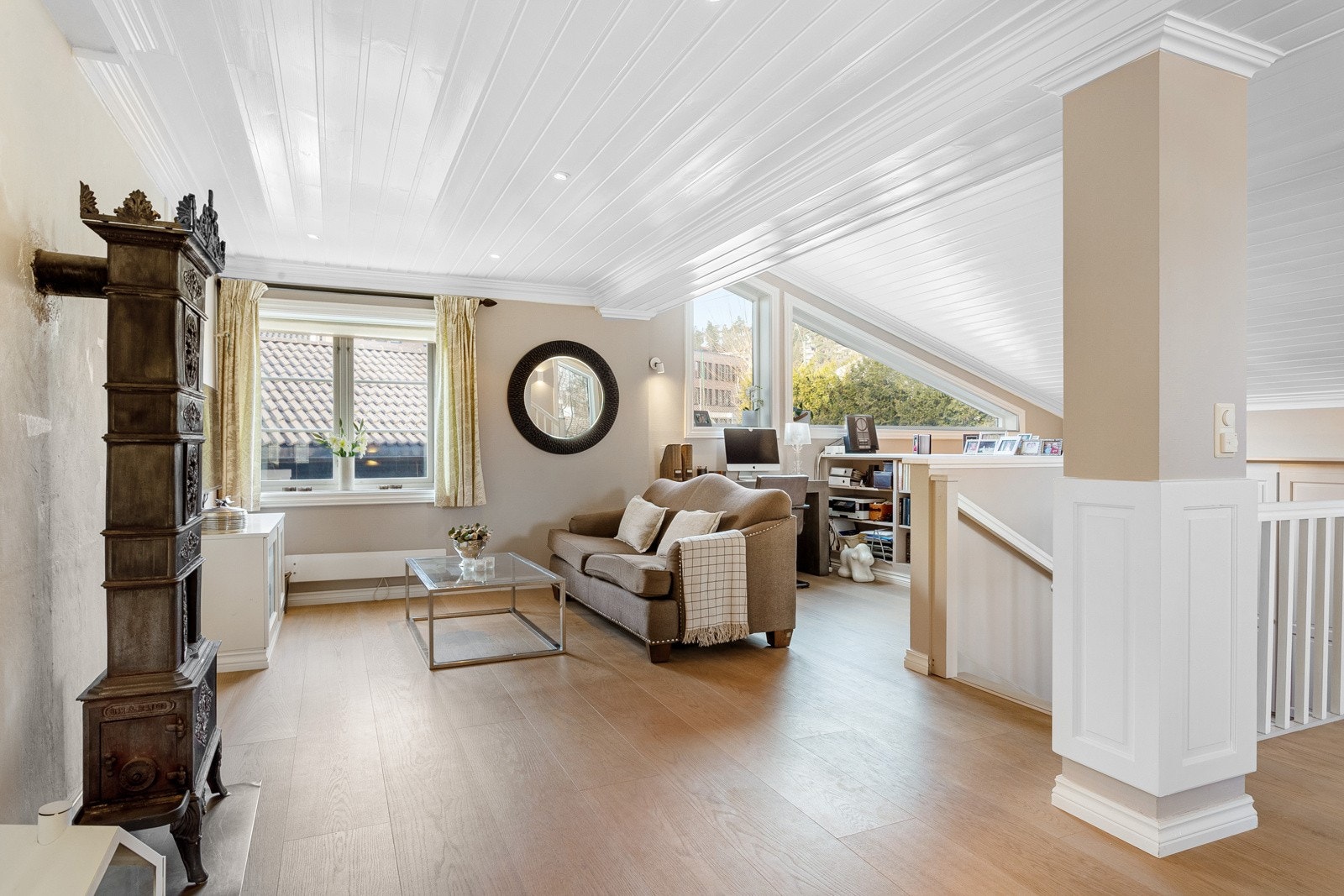 Den store forstuen i hovedetasjen, har flere innredningsmuligheter. Entré og deler av stuen ble påbygget i ca 2001. Galleribilde