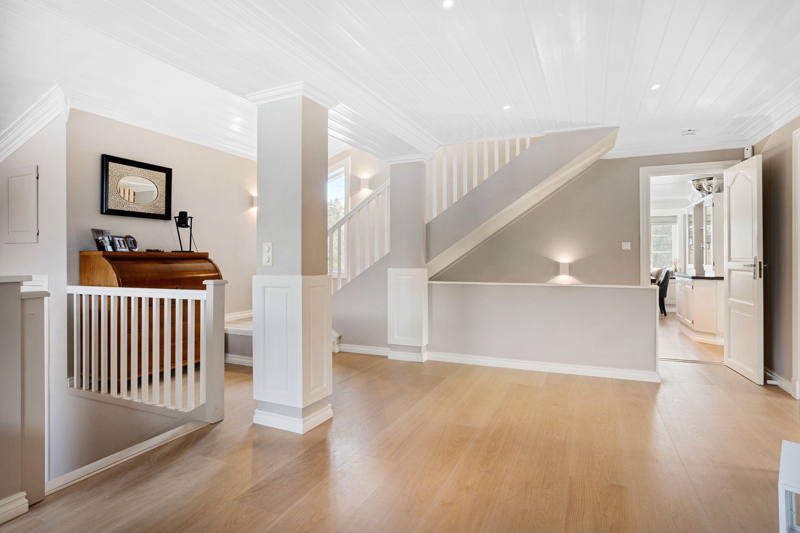 Stor forstue/hall, gir et godt førsteinntrykk i boligen. Galleribilde