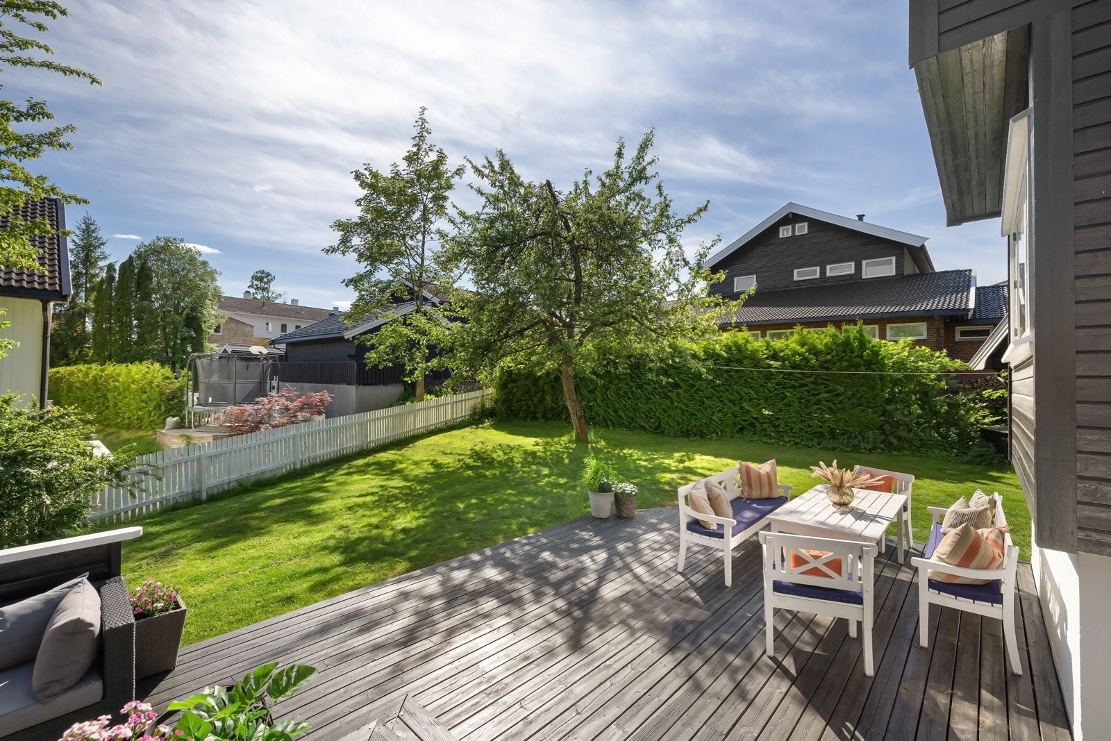 Stor og klassisk enebolig med suveren beliggenhet i hjertet av Holmen/Gressbanen.Boligen er på hele 357 kvm BRA, og har en romslig og pent opparbeidet tomt på ca.1.066 kvm. Galleribilde