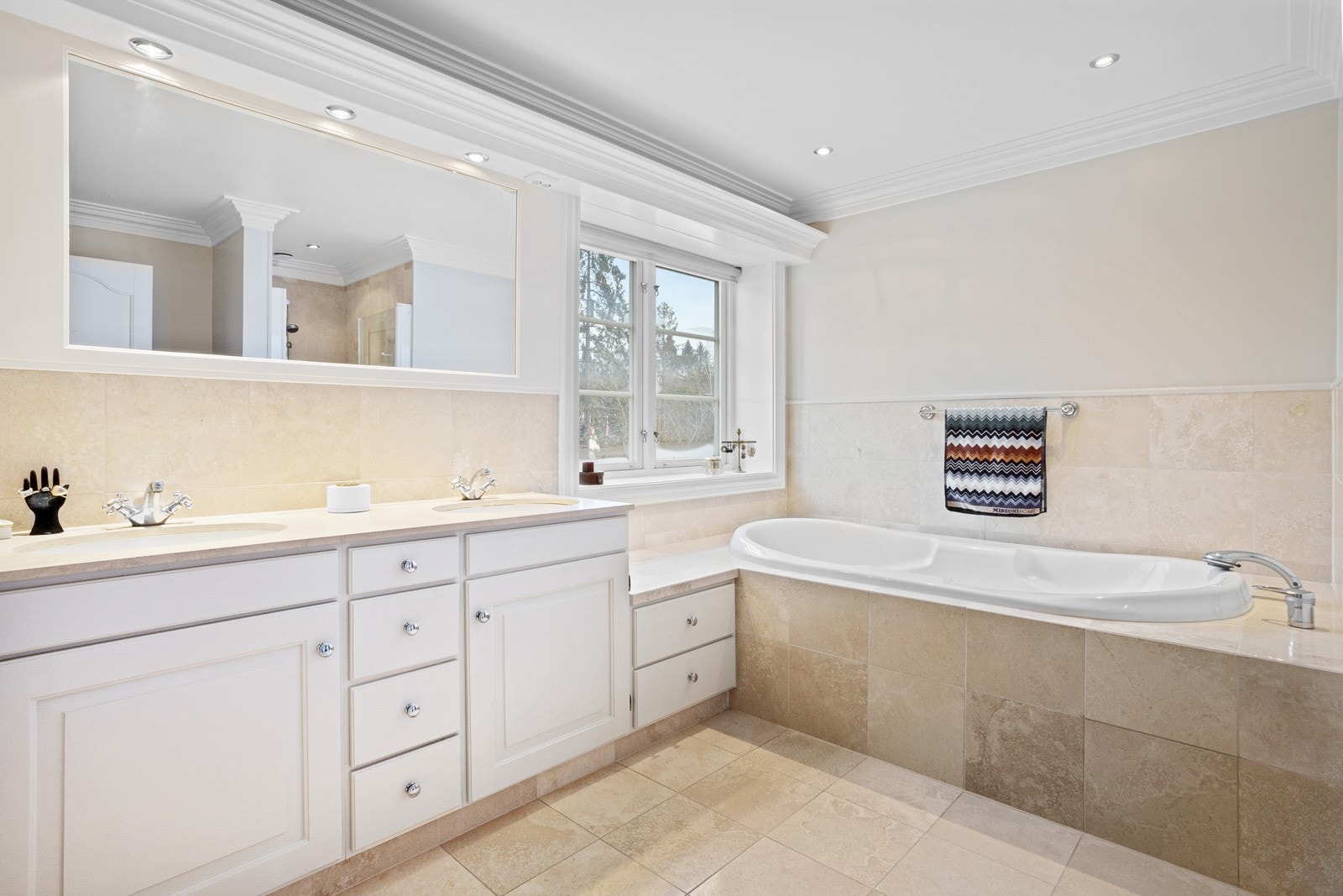 Bad 1 (2 etasje) - Flislagt ensuite baderom med varmekabler, dusjnisje, innmurt badekar, servantinnredning og toalett. Badet ble renovert i ca 2001. Galleribilde