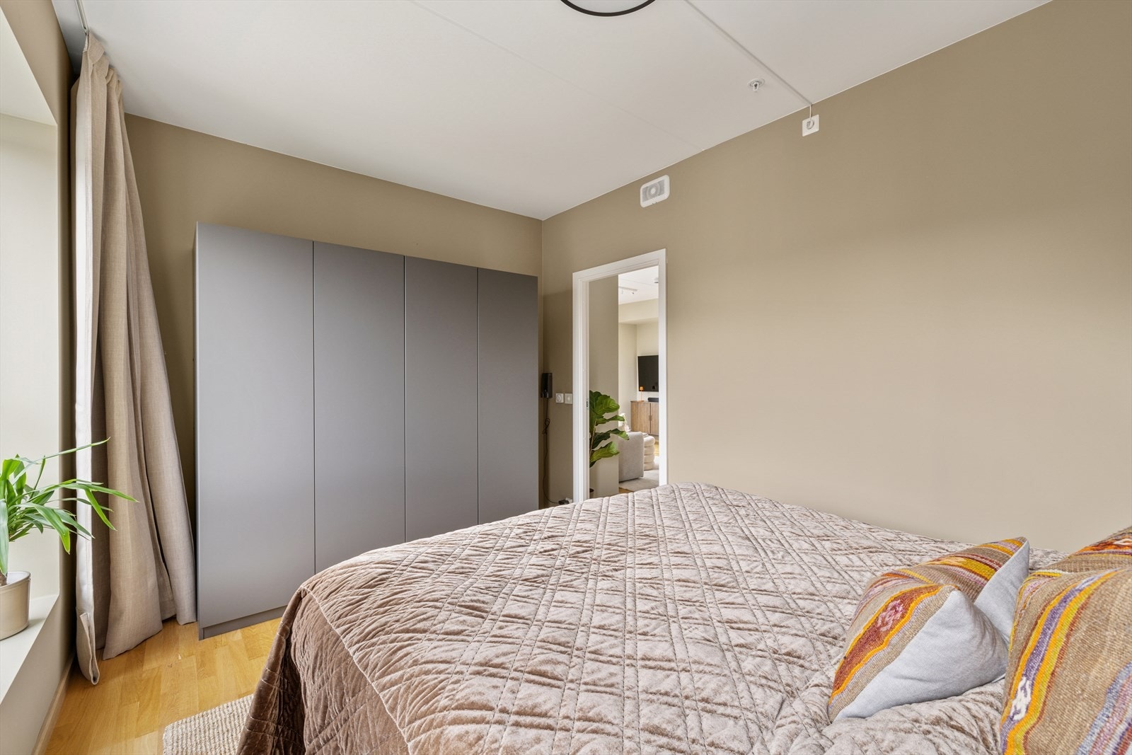 Stort garderobeskap på soverom for rikelig med oppbevaring. Galleribilde