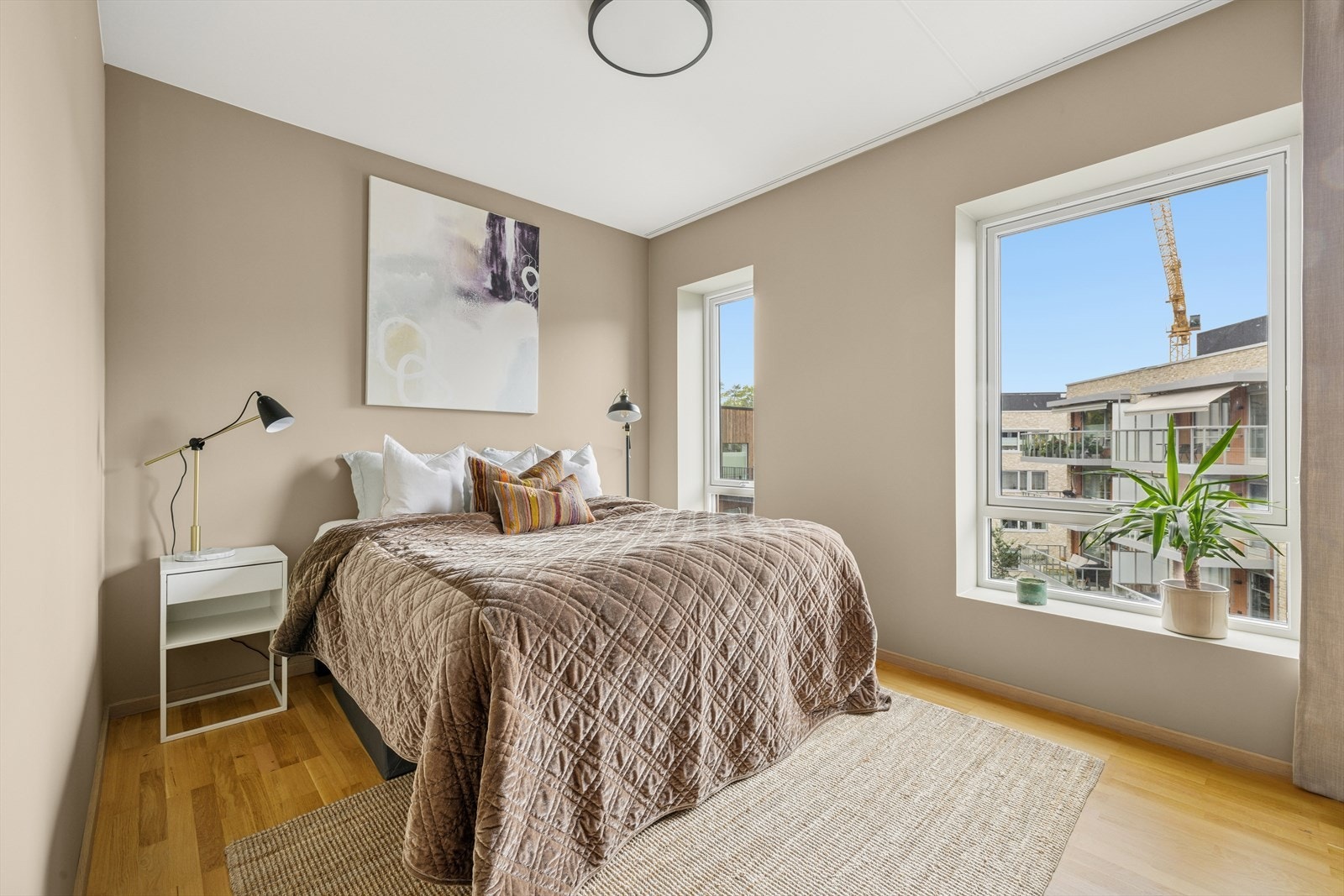 Luftig soverom med store vindusflater. Galleribilde