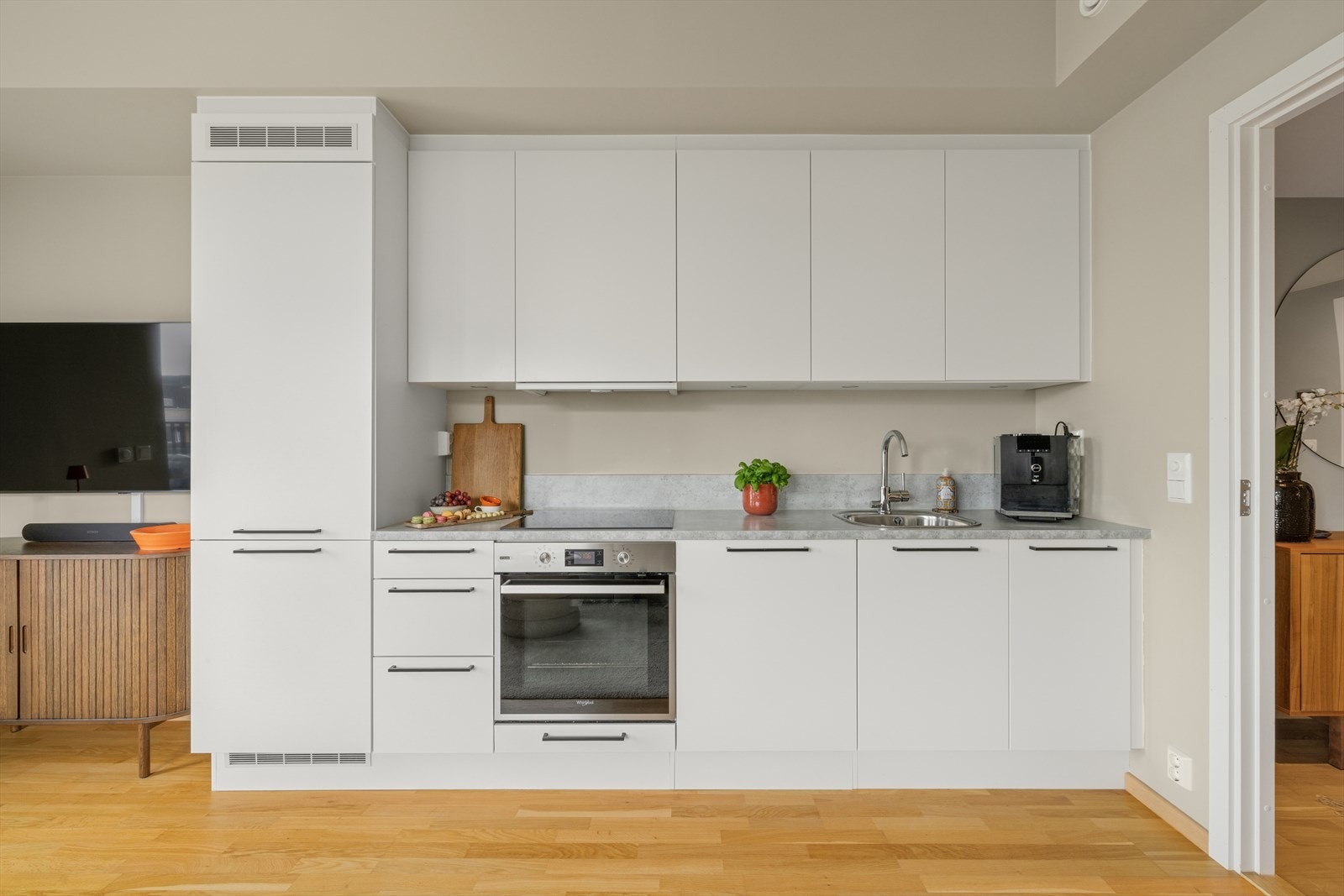 Stilrent Sigdal-kjøkken med integrerte hvitevarer. Galleribilde