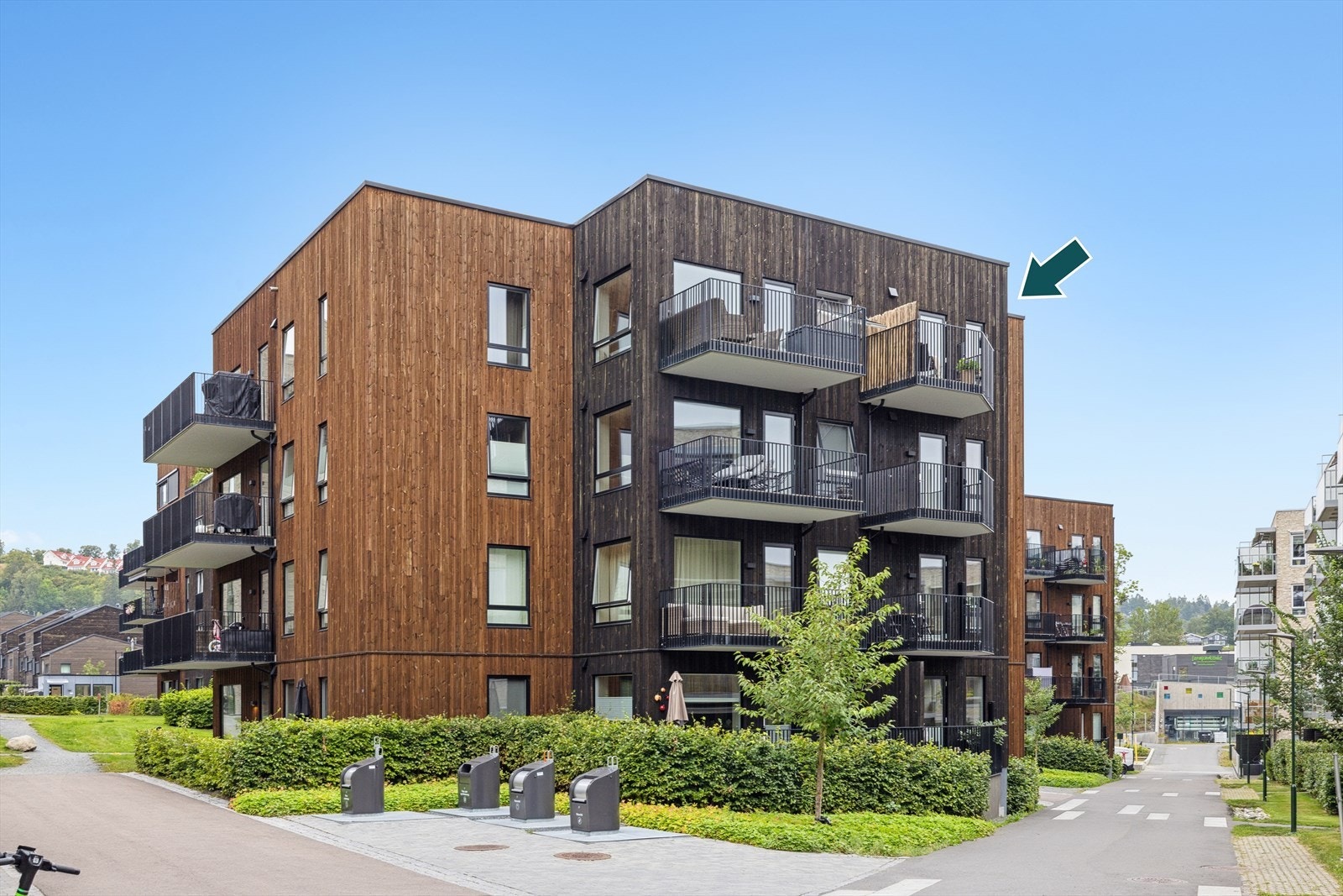 Leiligheten har en fin beliggenhet med gode solforhold fra tidlig morgen til sen ettermiddag. Galleribilde