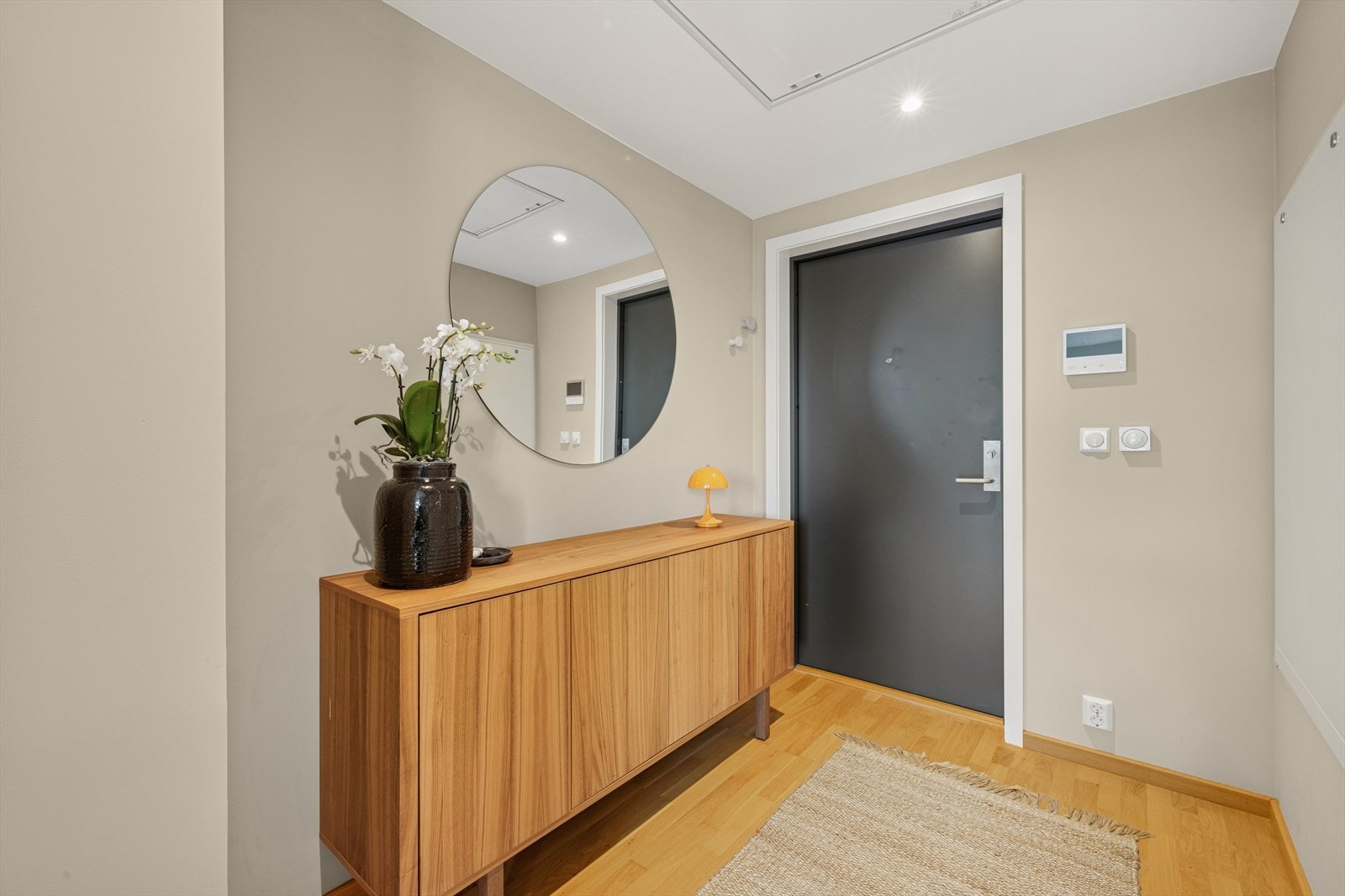 Lys og moderne entré som gir et stilrent førsteinntrykk av leiligheten. Galleribilde