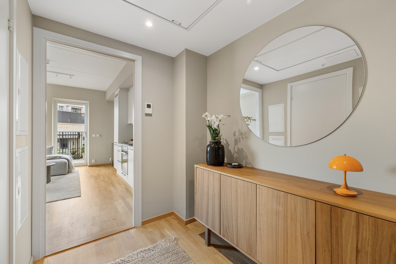 Fra entréen møter du en gjennomgående og luftig følelse som preger hele leiligheten. Galleribilde