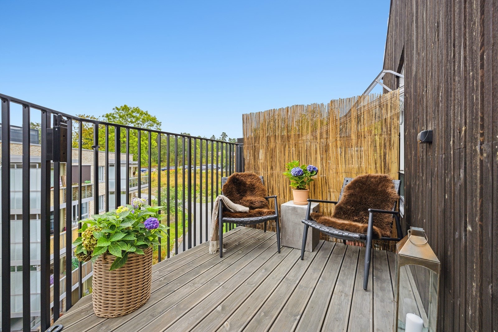 Solrik balkong på ca. 6 m² med god plass til sittegruppe og beplantning. Galleribilde