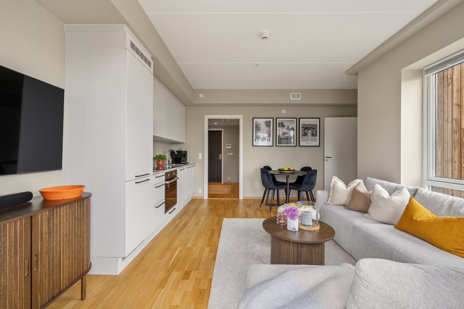 Åpen løsning mellom stue og kjøkken. Galleribilde